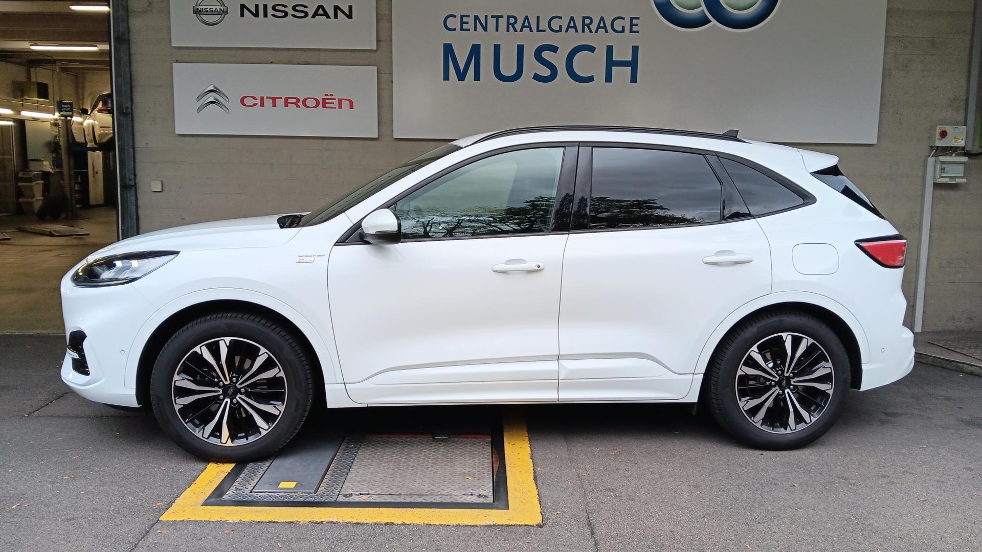 FORD Kuga 2.5 FHEV ST-Line 4WD-image-3