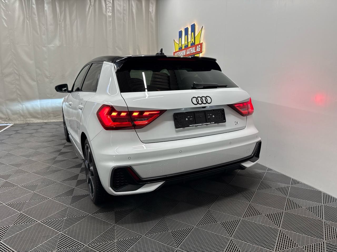 AUDI A1 Sportback 30 TFSI S Line Black Edition S-tronic-image-10