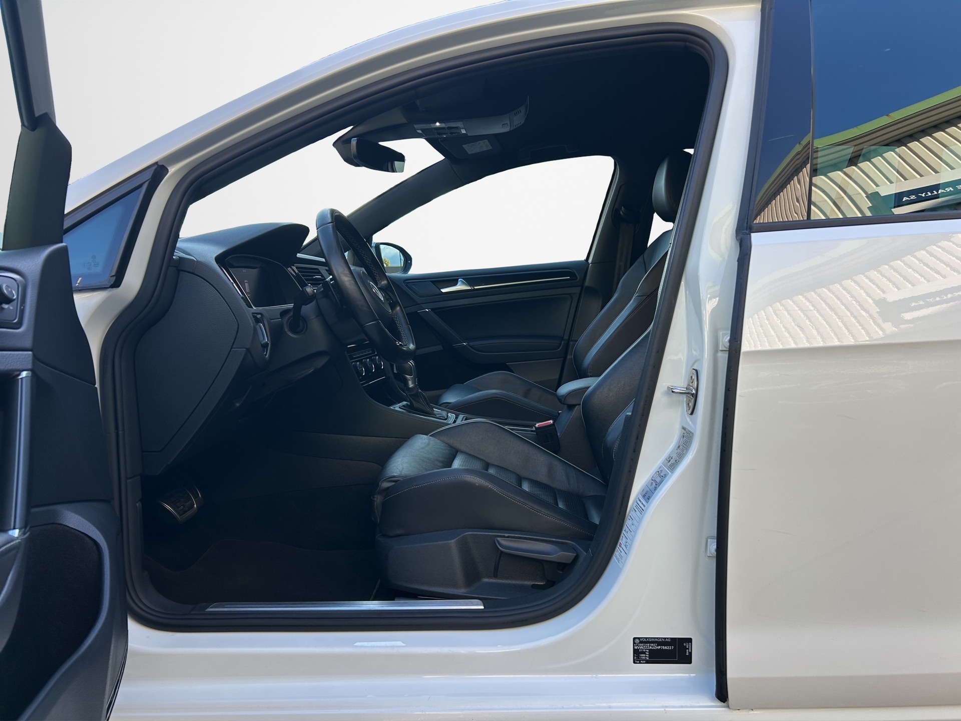 VW Golf Variant 2.0 TSI R 4Motion DSG-image-5