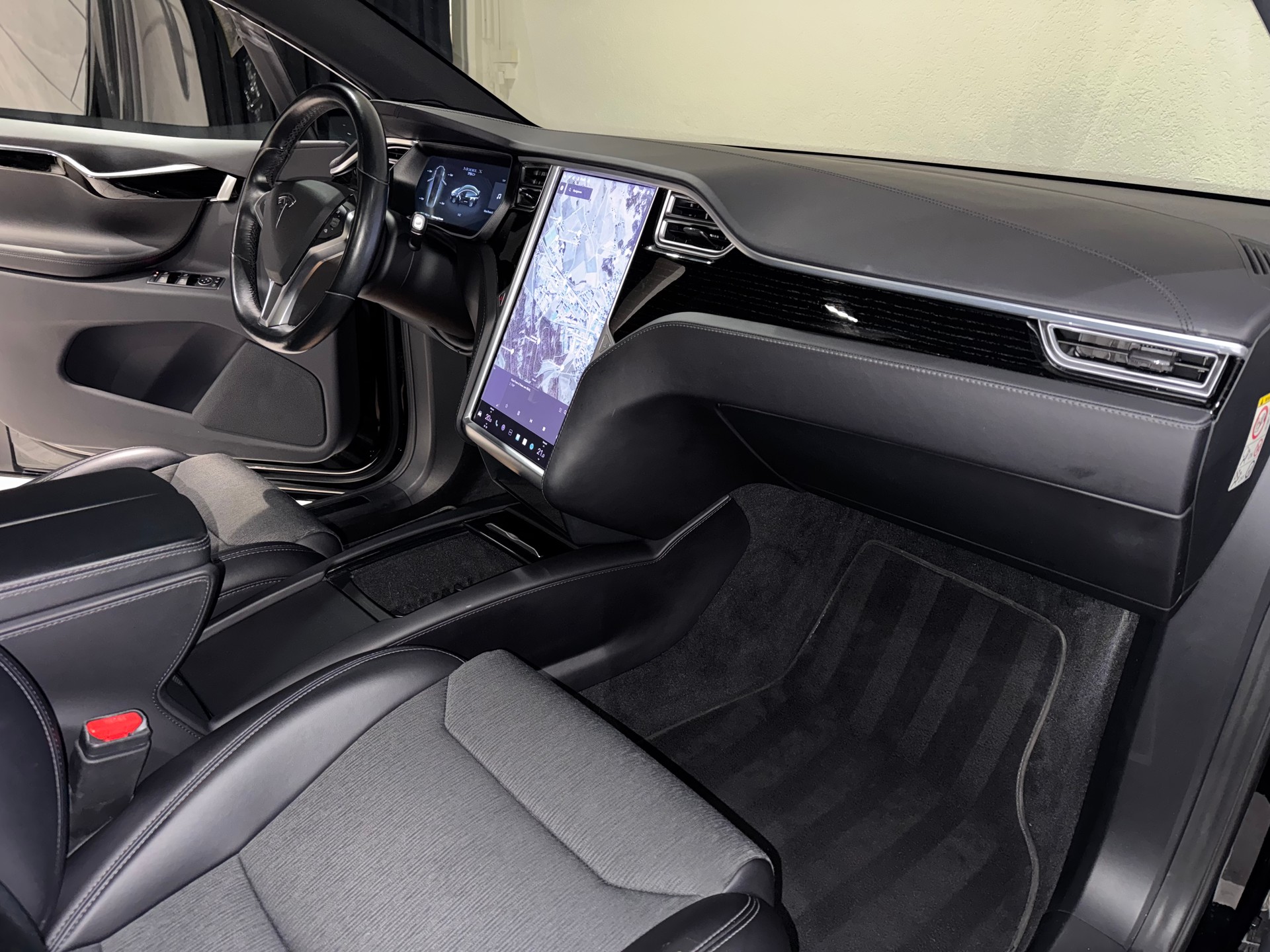 TESLA Model X 75 D | CH | 7Plätzer |-image-12