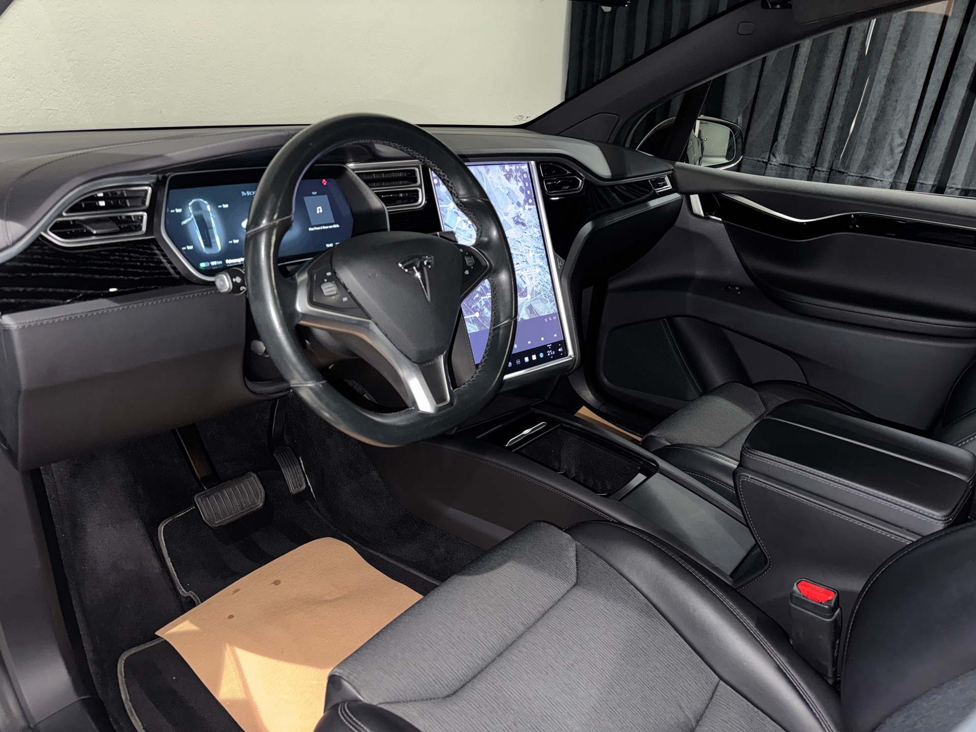 TESLA Model X 75 D | CH | 7Plätzer |-image-11