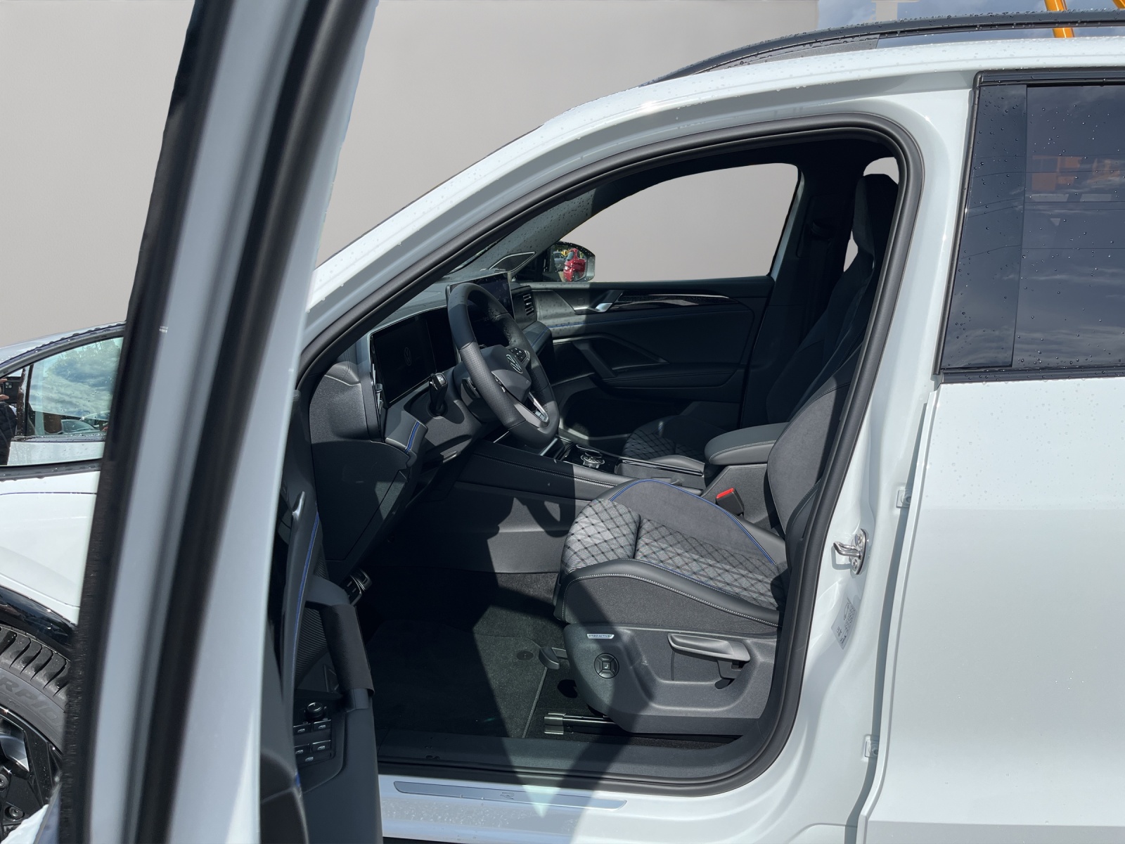 VW Tiguan 1.5 TSI evo2 eHybrid R-Line DSG-image-3