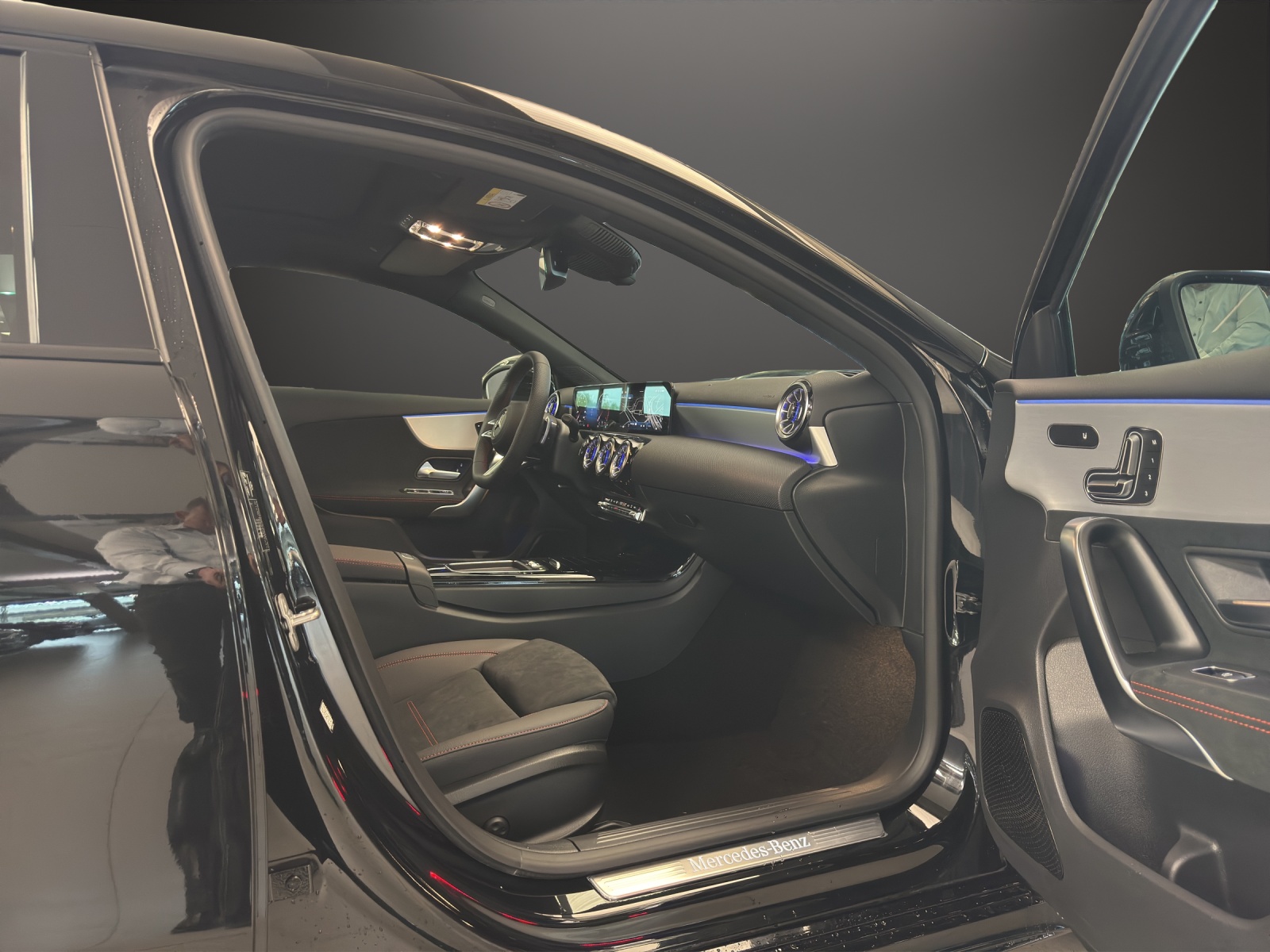 MERCEDES-BENZ A 220 d 8G-DCT AMG Line-image-10