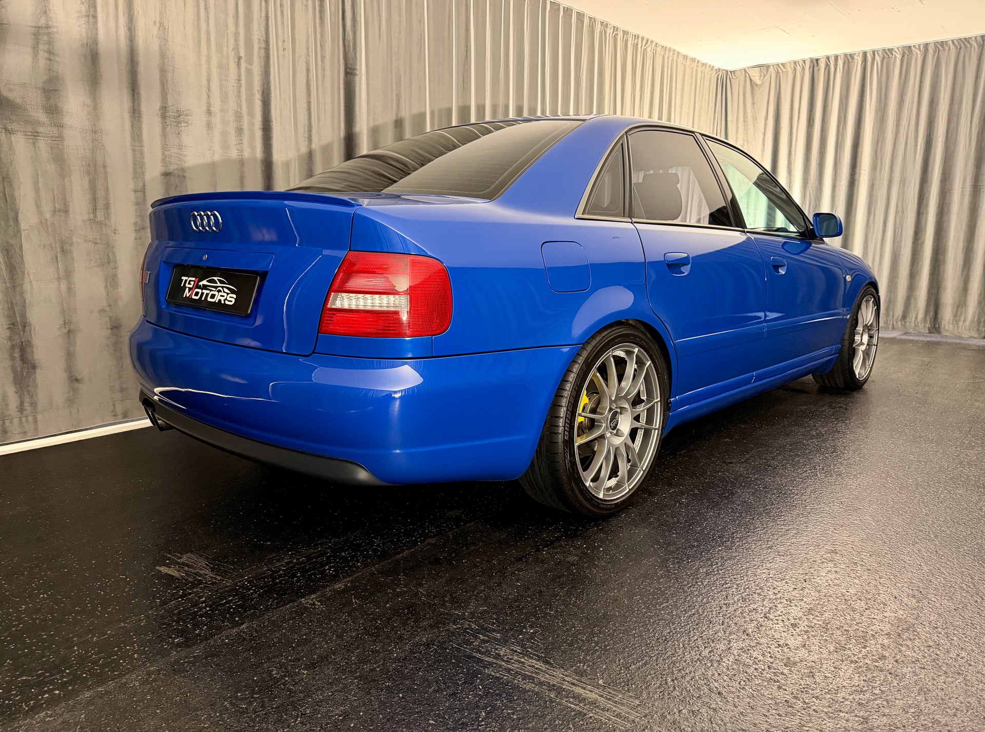 AUDI S4 quattro-image-2