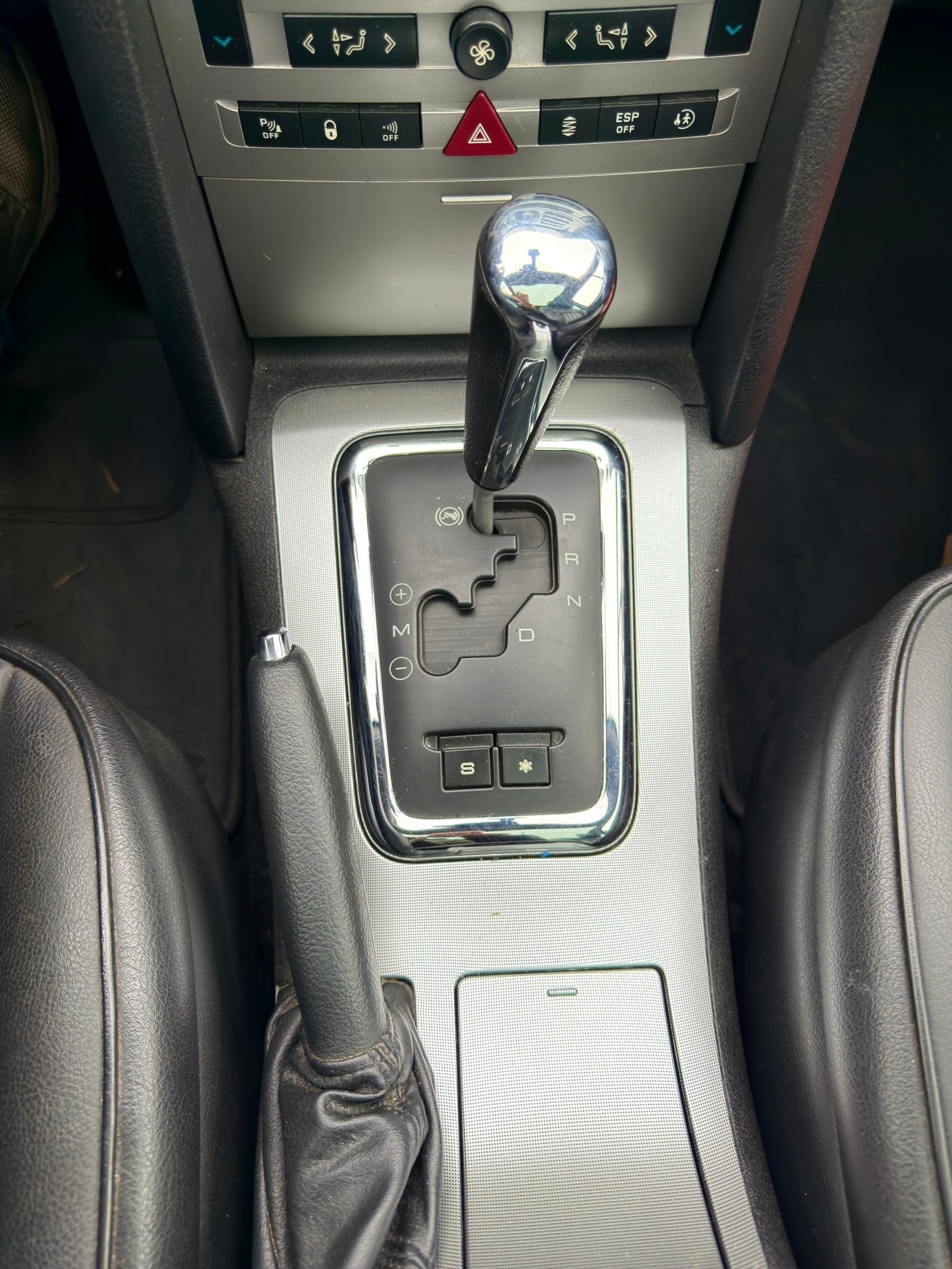 PEUGEOT 407 SW 2.7 HDI Platinium Edition Automatic, Automatic, Panoramadach, Ledersitze mit Memory, Anhängerkupplung-image-17