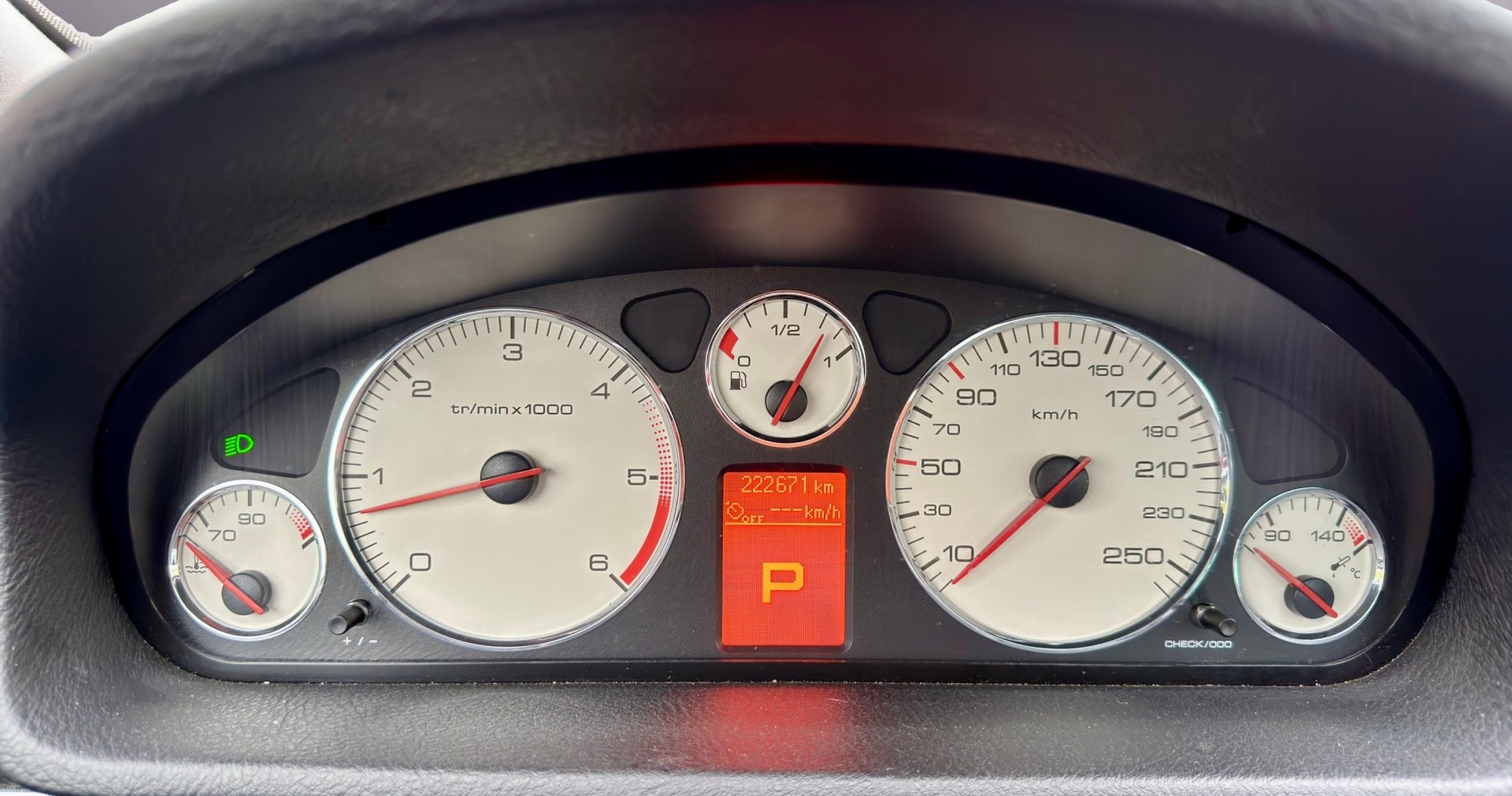 PEUGEOT 407 SW 2.7 HDI Platinium Edition Automatic, Automatic, Panoramadach, Ledersitze mit Memory, Anhängerkupplung-image-20