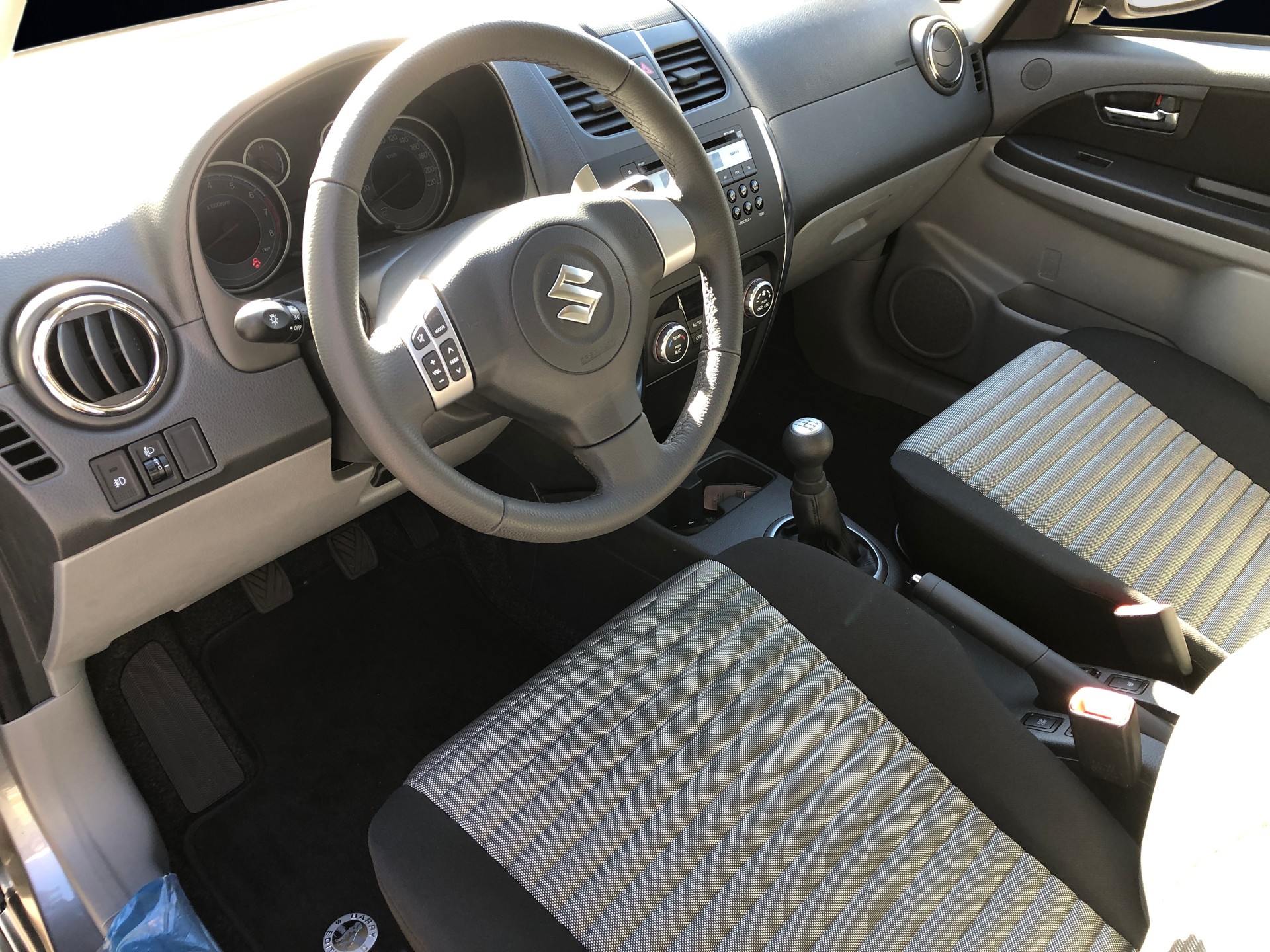 SUZUKI SX4 1.6 16V GL Top Barry 4WD-image-4