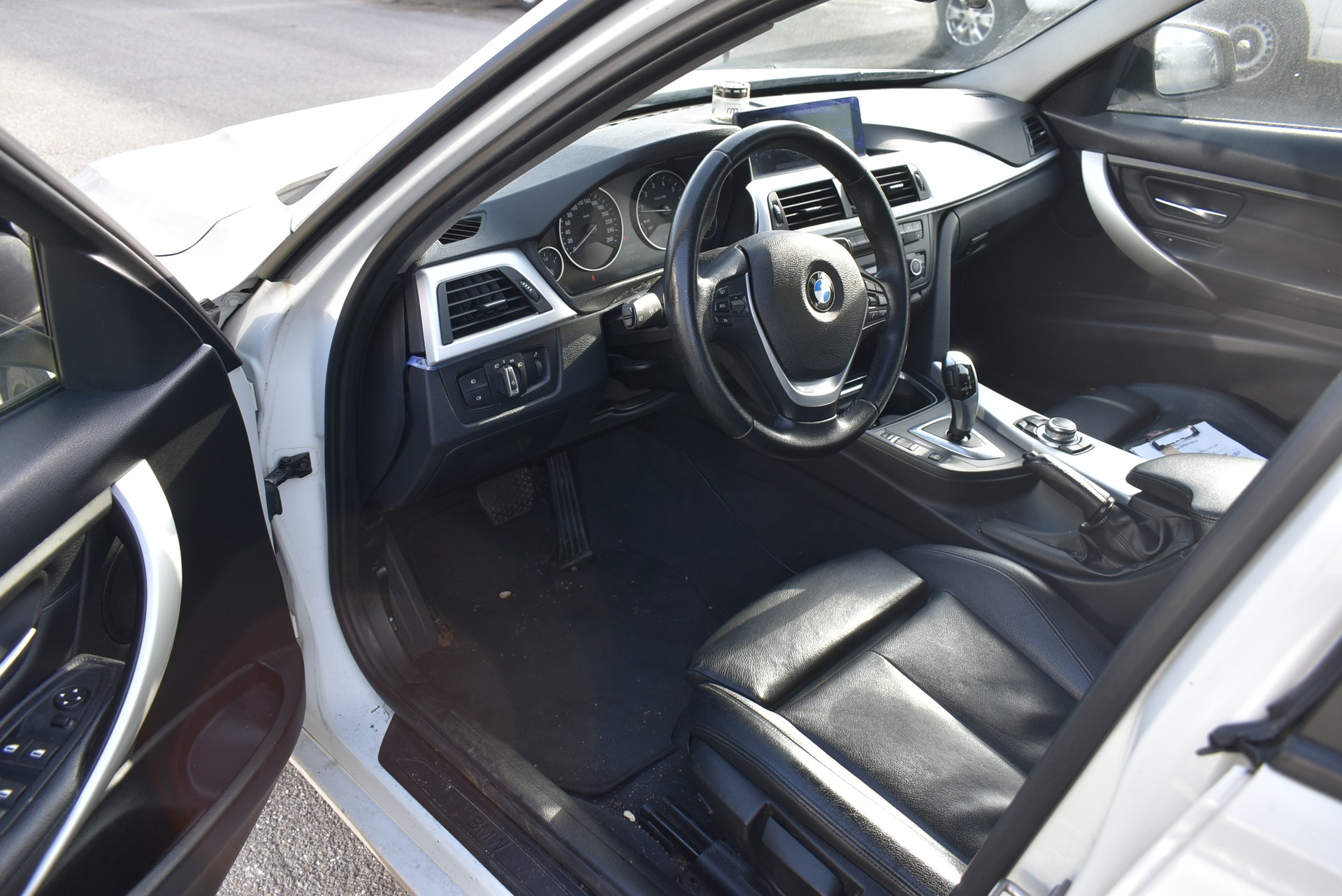 BMW 320i xDrive Sport Line Steptronic-image-8