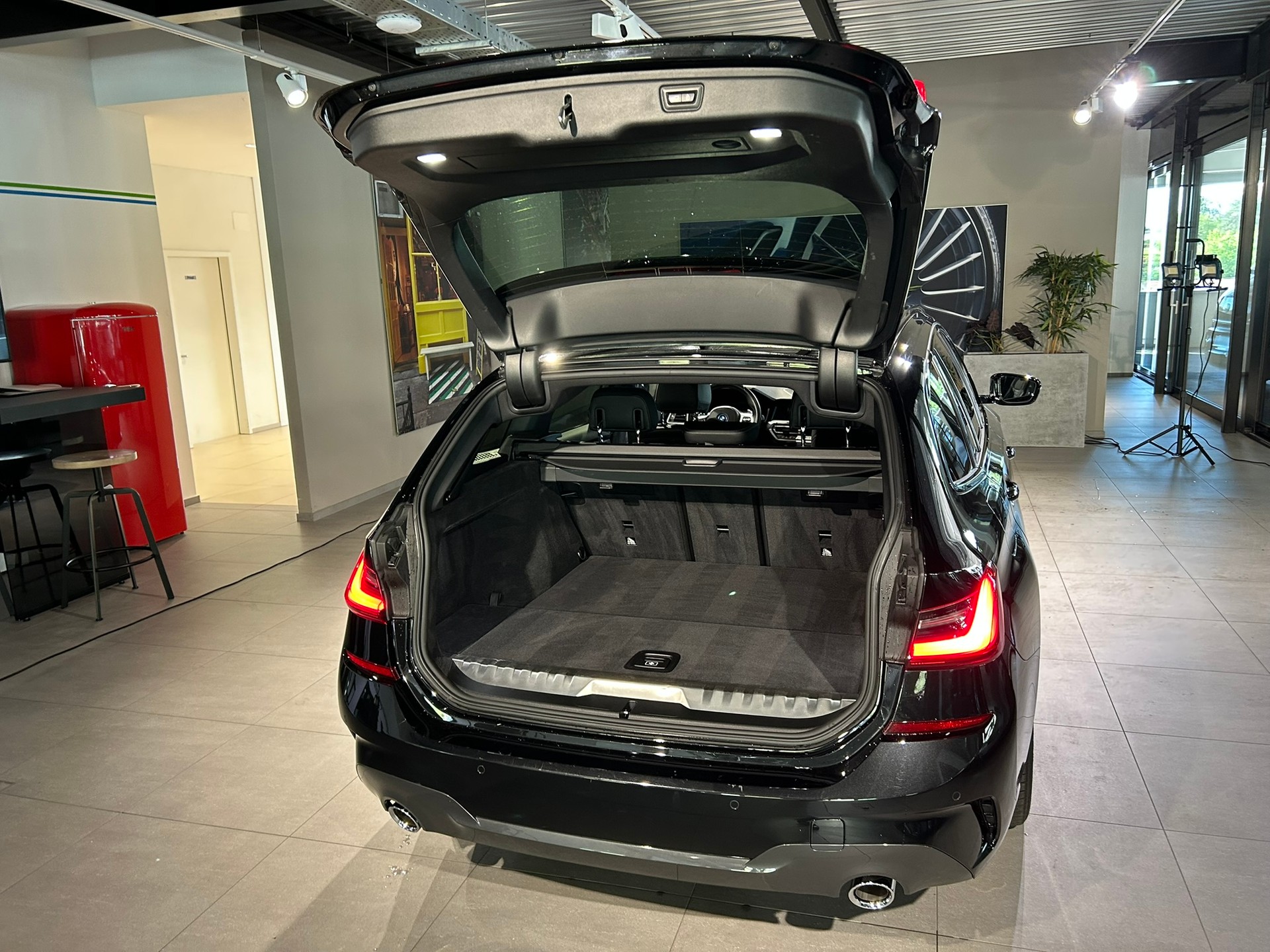 BMW 320e Touring M Sport Steptronic-image-11