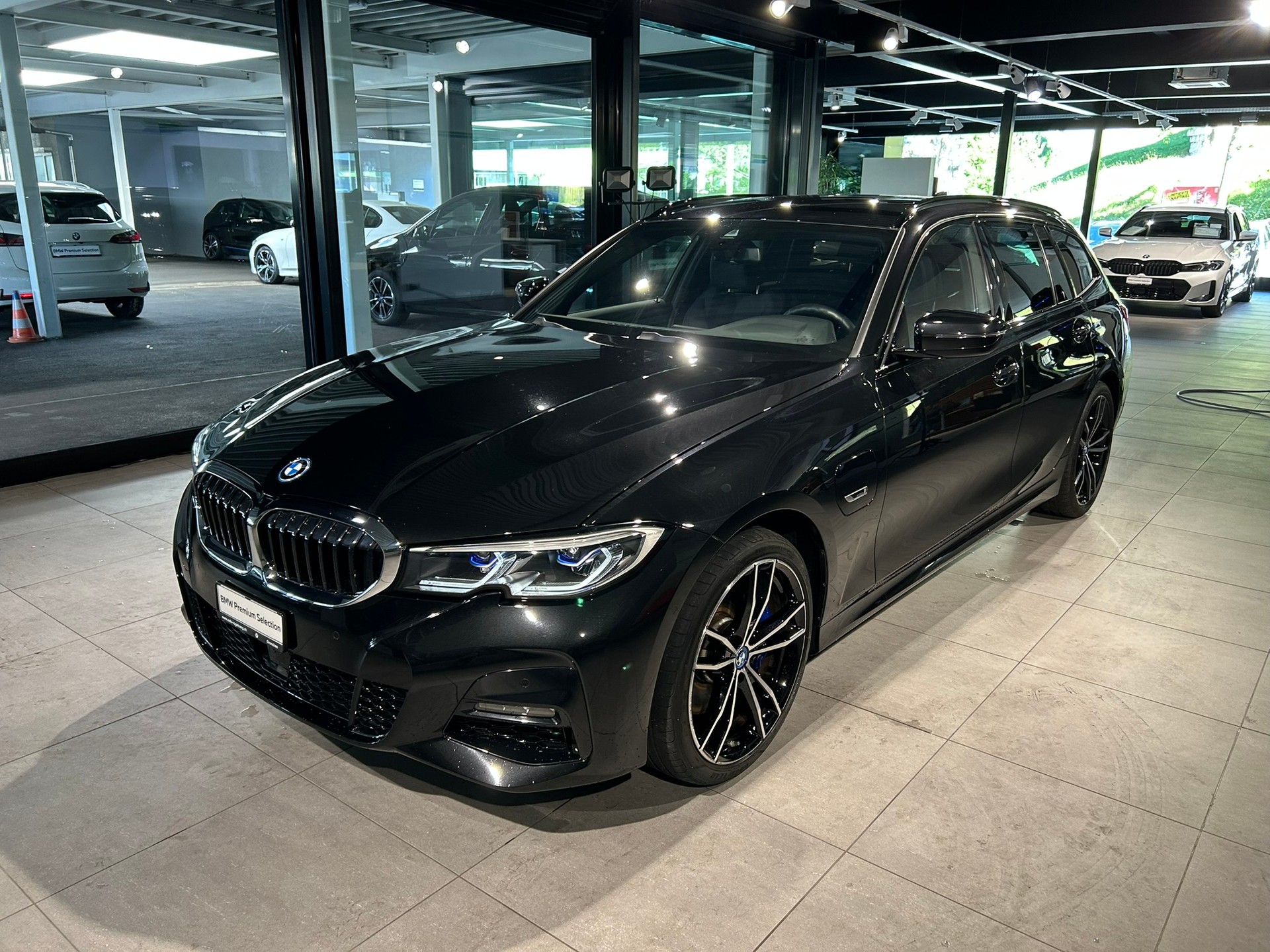 BMW 320e Touring M Sport Steptronic-image-3