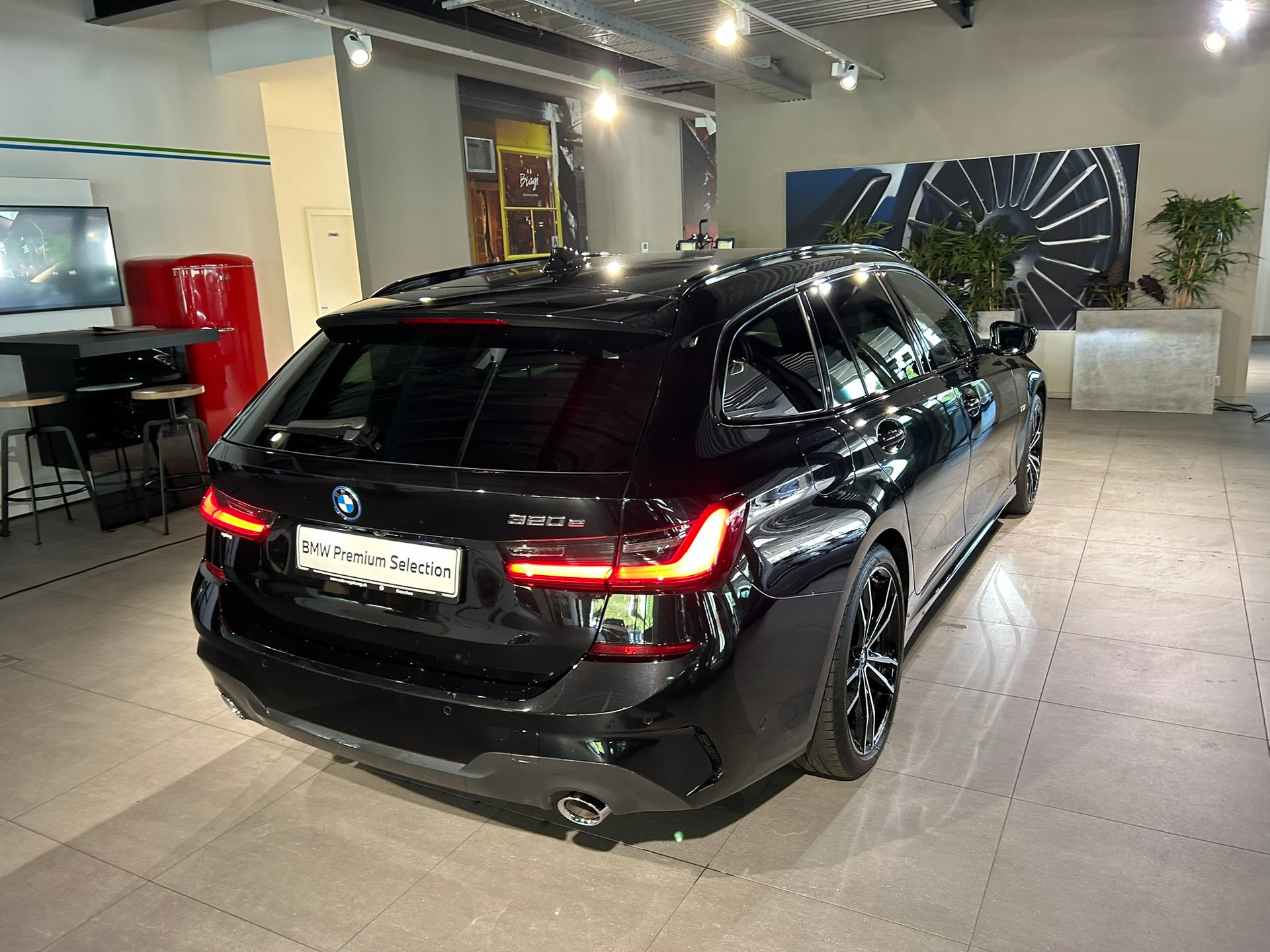 BMW 320e Touring M Sport Steptronic-image-9