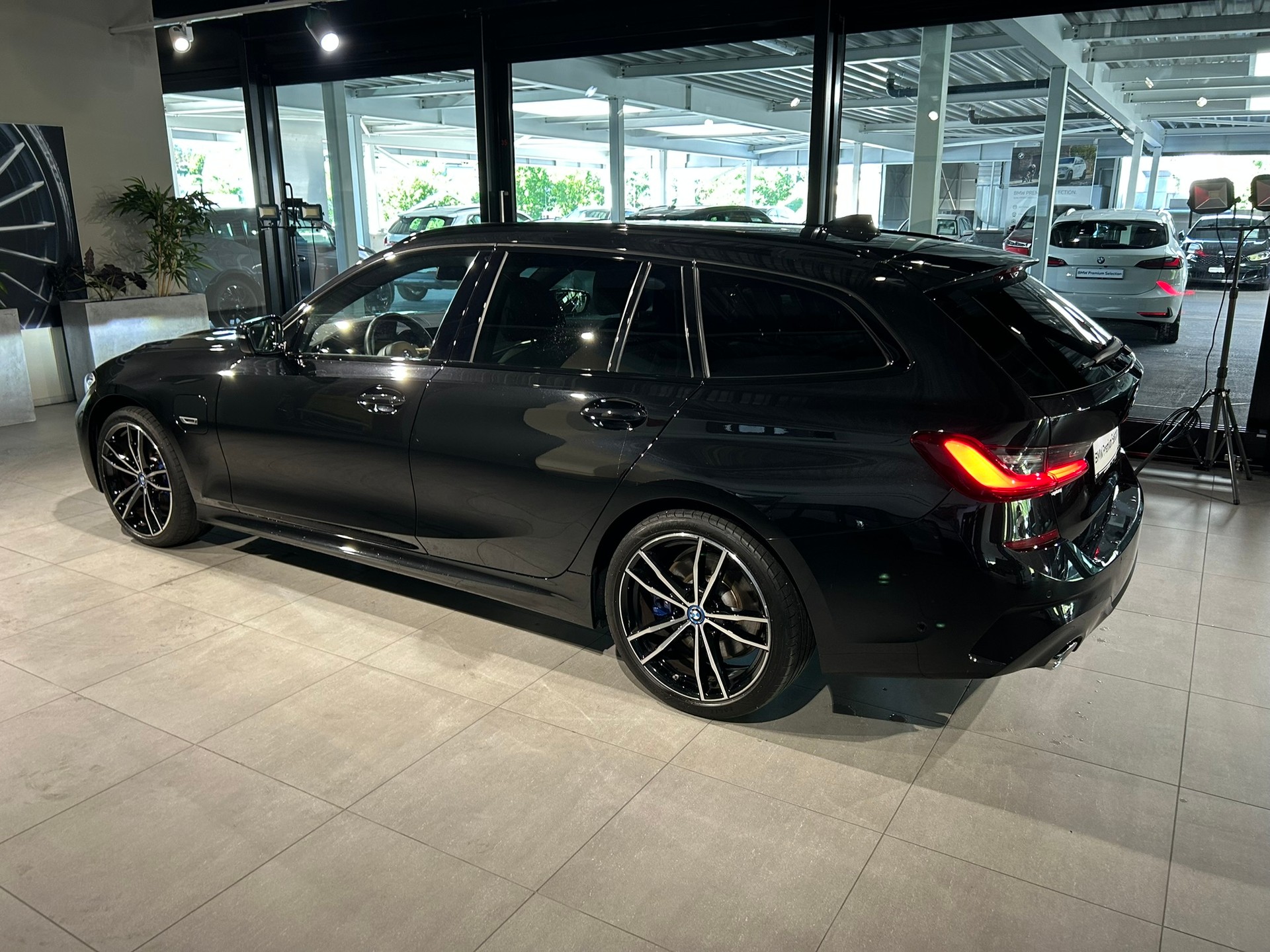 BMW 320e Touring M Sport Steptronic-image-17