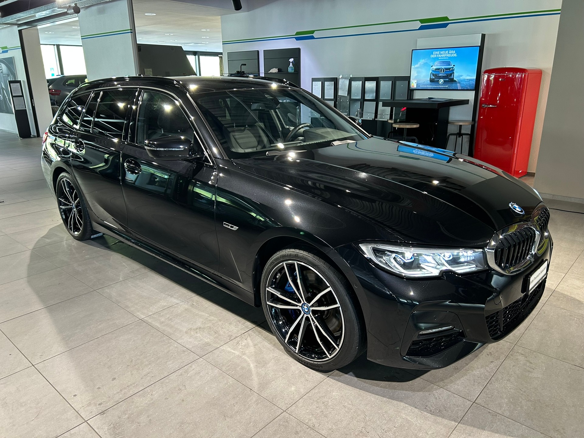 BMW 320e Touring M Sport Steptronic-image-14