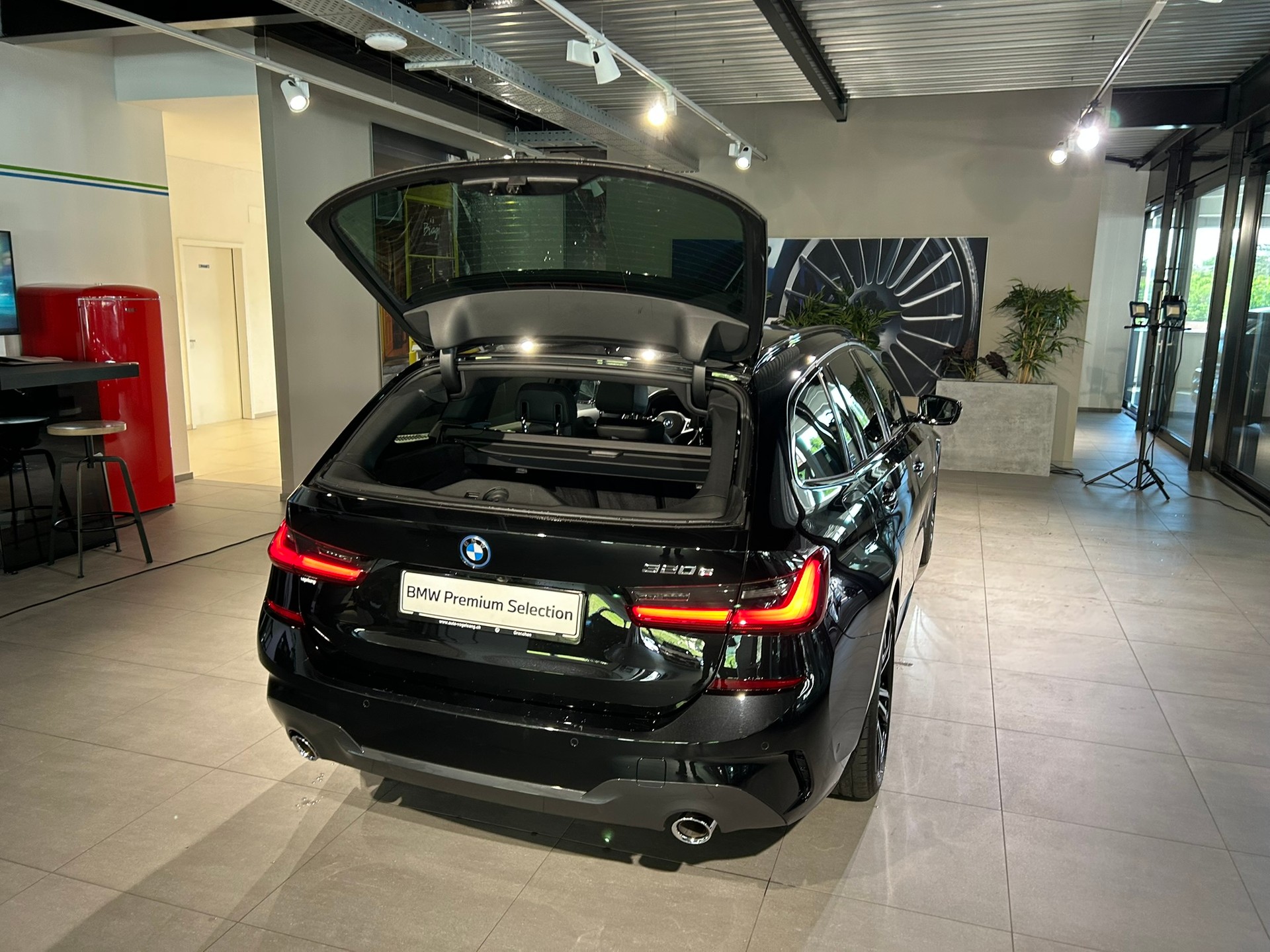 BMW 320e Touring M Sport Steptronic-image-10