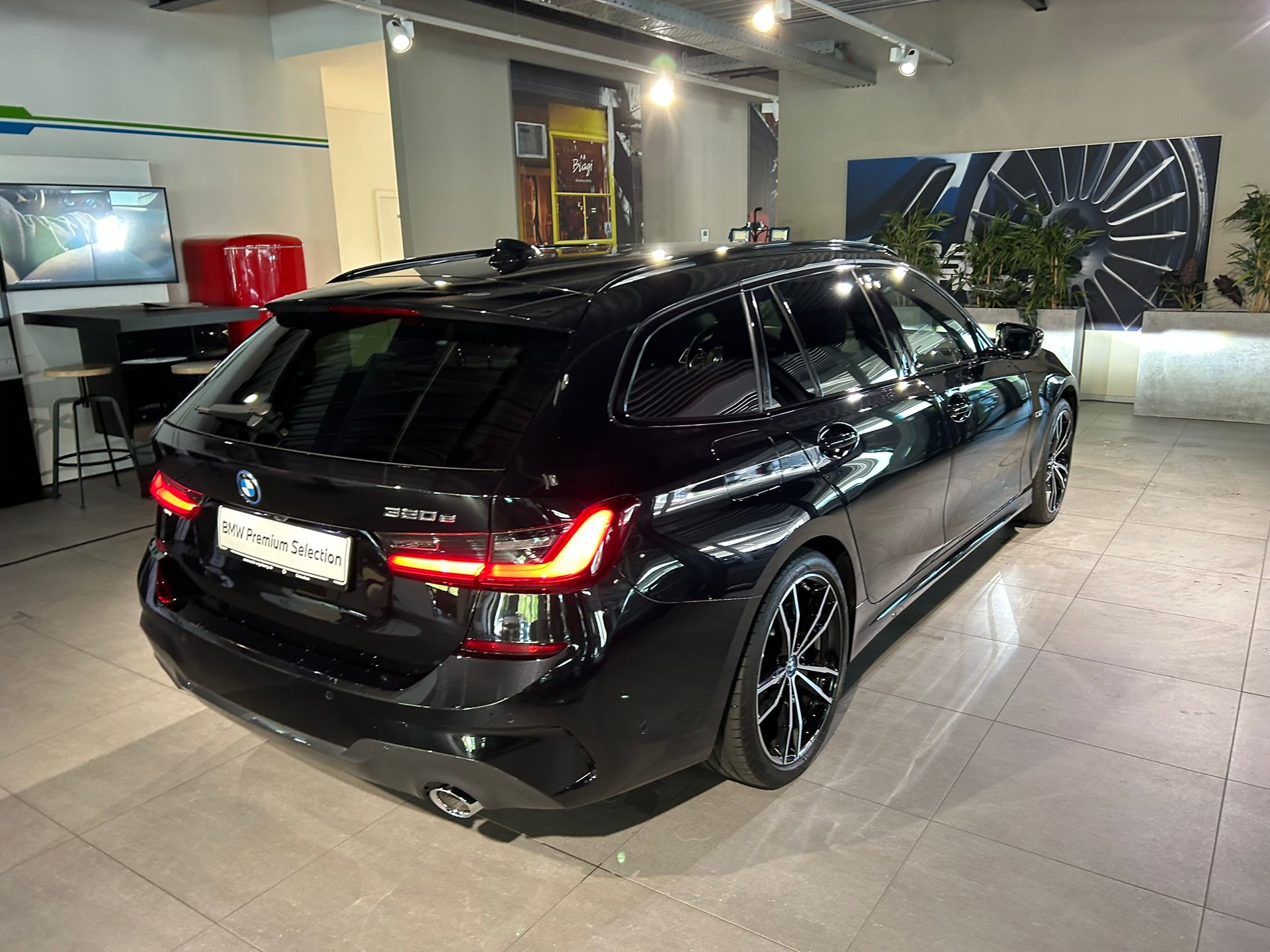 BMW 320e Touring M Sport Steptronic-image-8