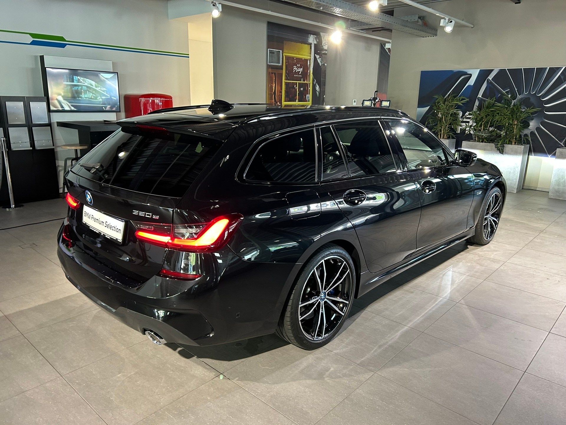 BMW 320e Touring M Sport Steptronic-image-7