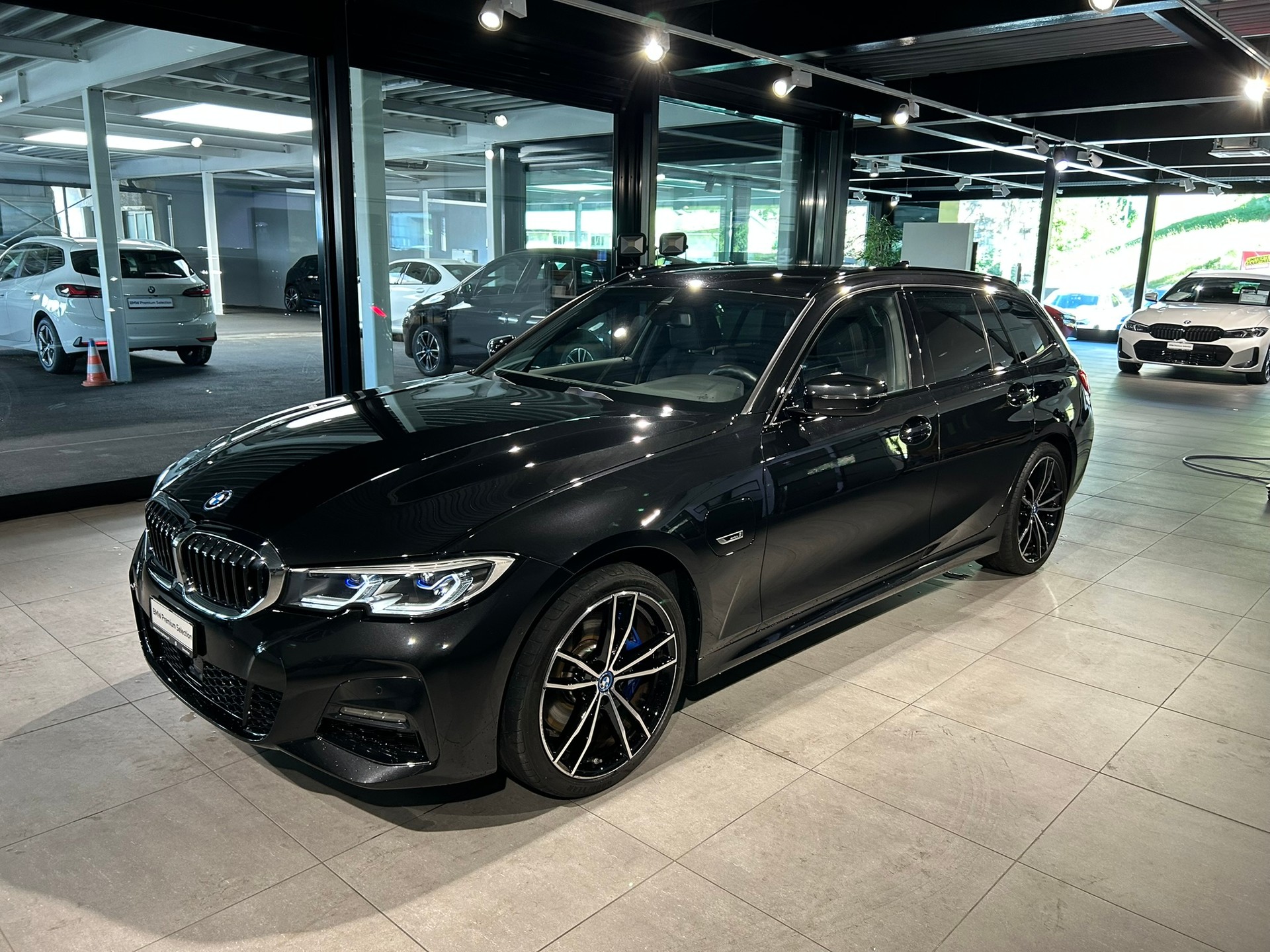 BMW 320e Touring M Sport Steptronic-image-0