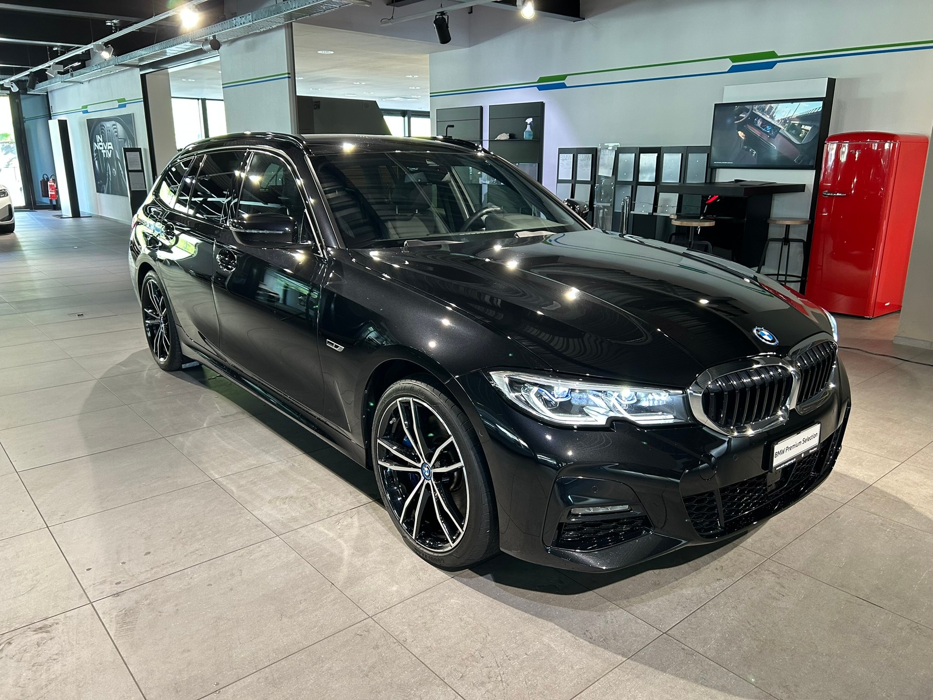 BMW 320e Touring M Sport Steptronic-image-13