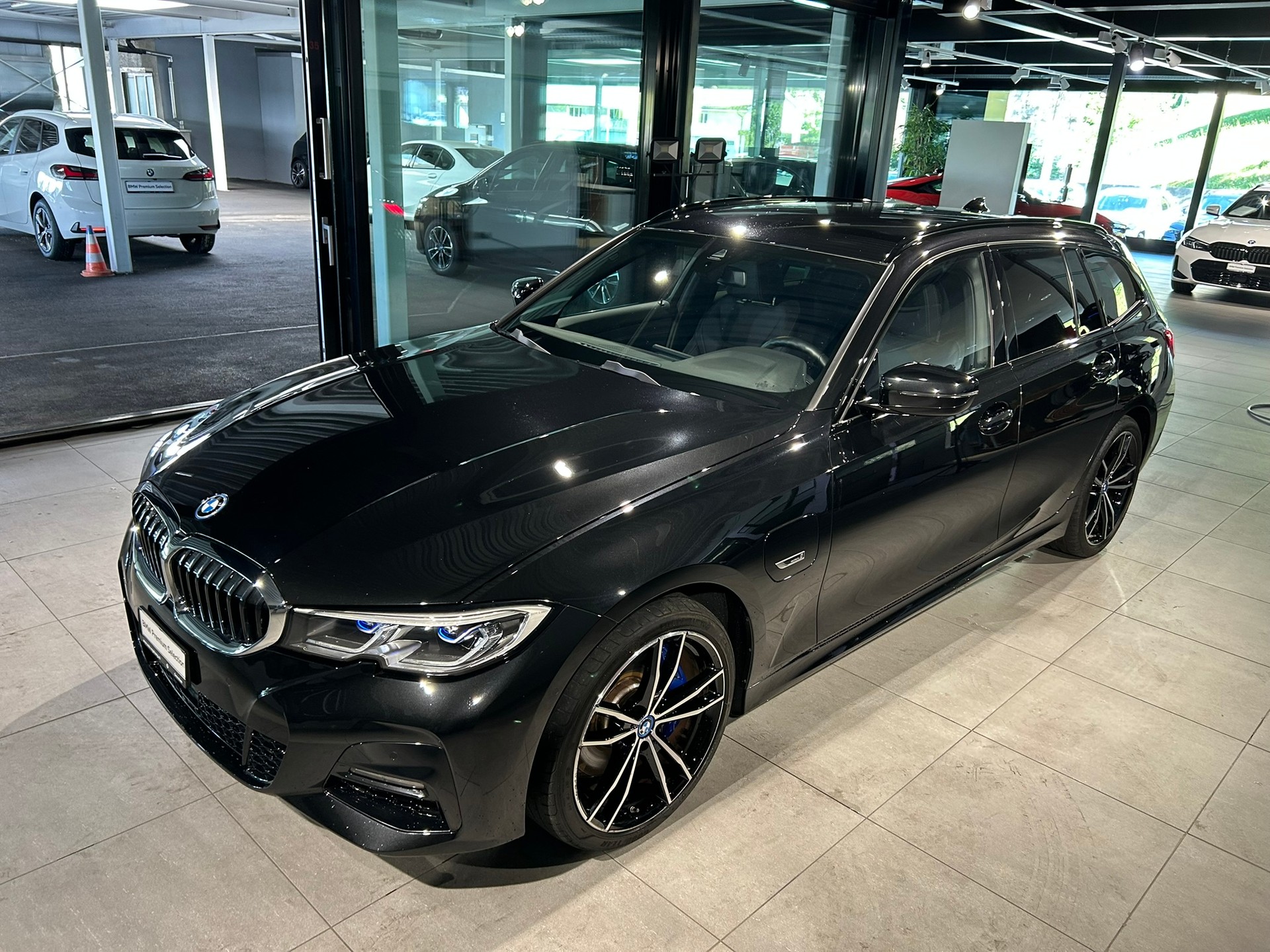 BMW 320e Touring M Sport Steptronic-image-2