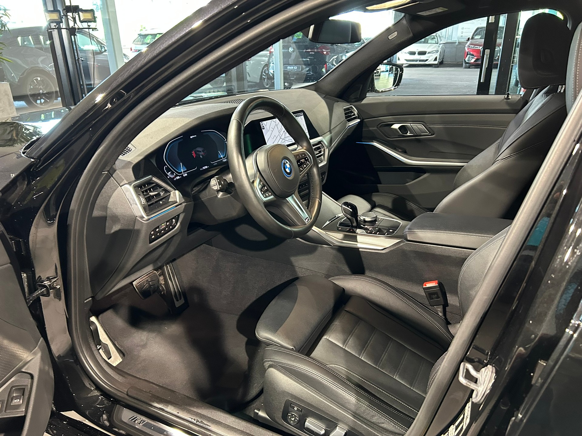 BMW 320e Touring M Sport Steptronic-image-22