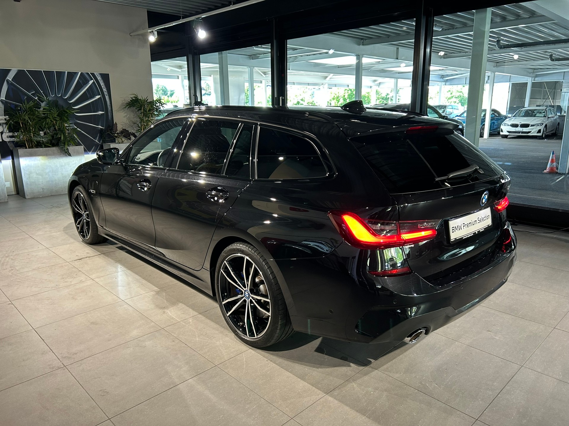 BMW 320e Touring M Sport Steptronic-image-16