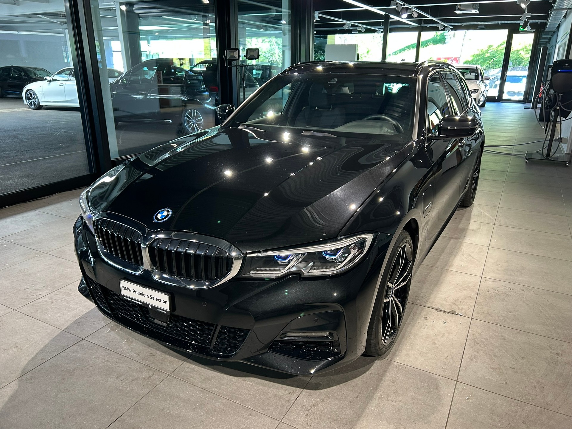 BMW 320e Touring M Sport Steptronic-image-4