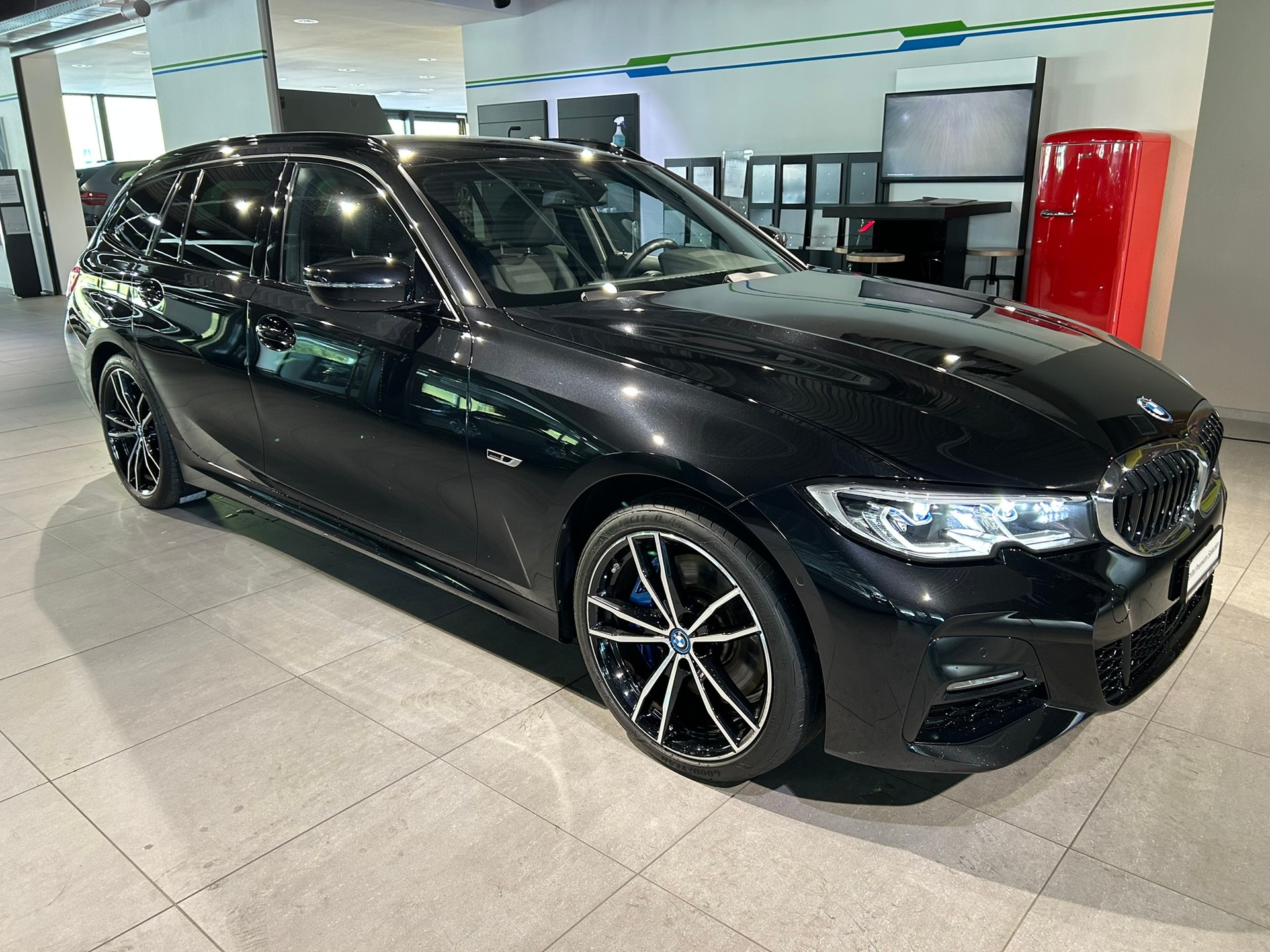 BMW 320e Touring M Sport Steptronic-image-12