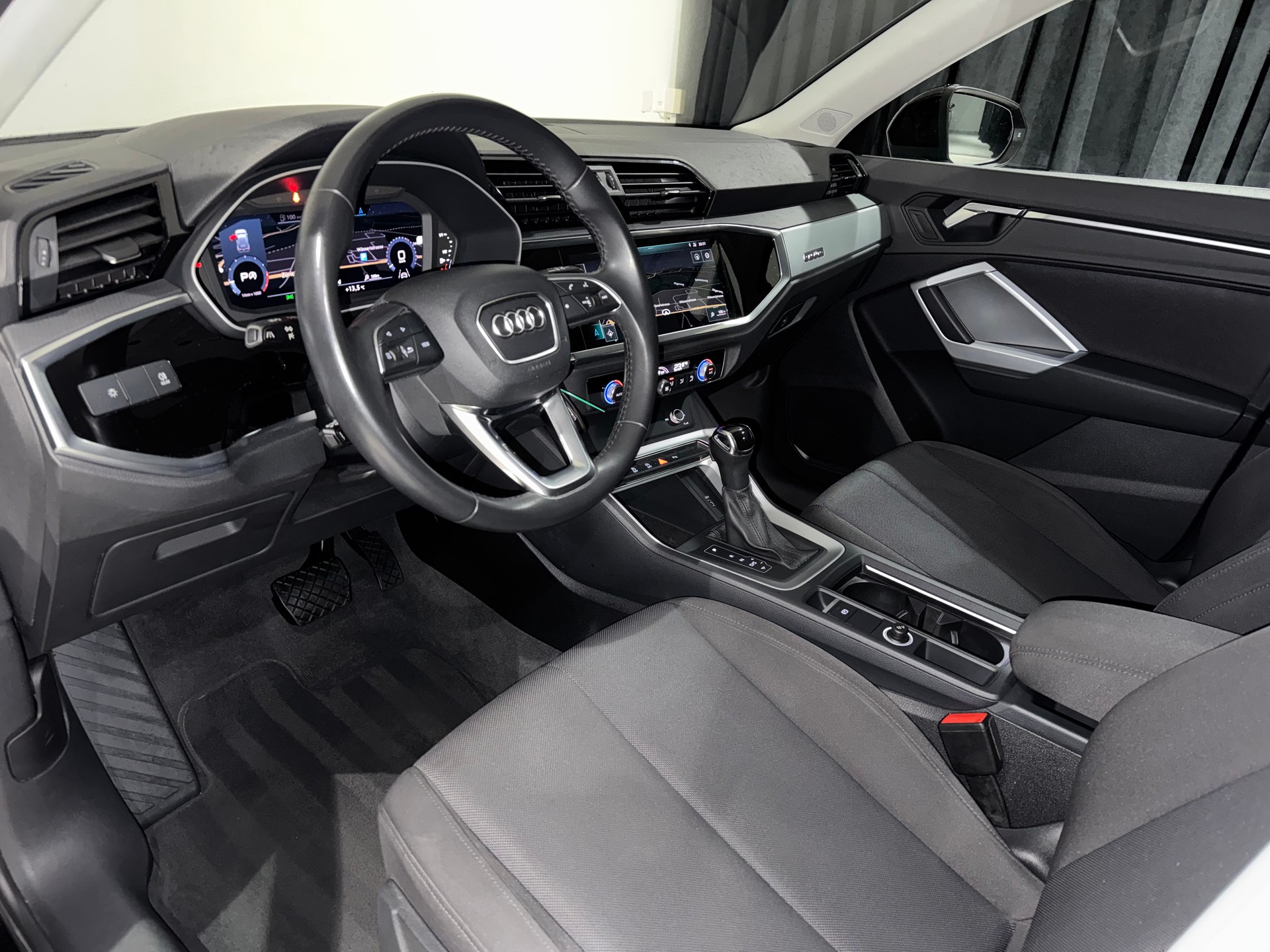 AUDI Q3 40 TFSI quattro S-tronic-image-11