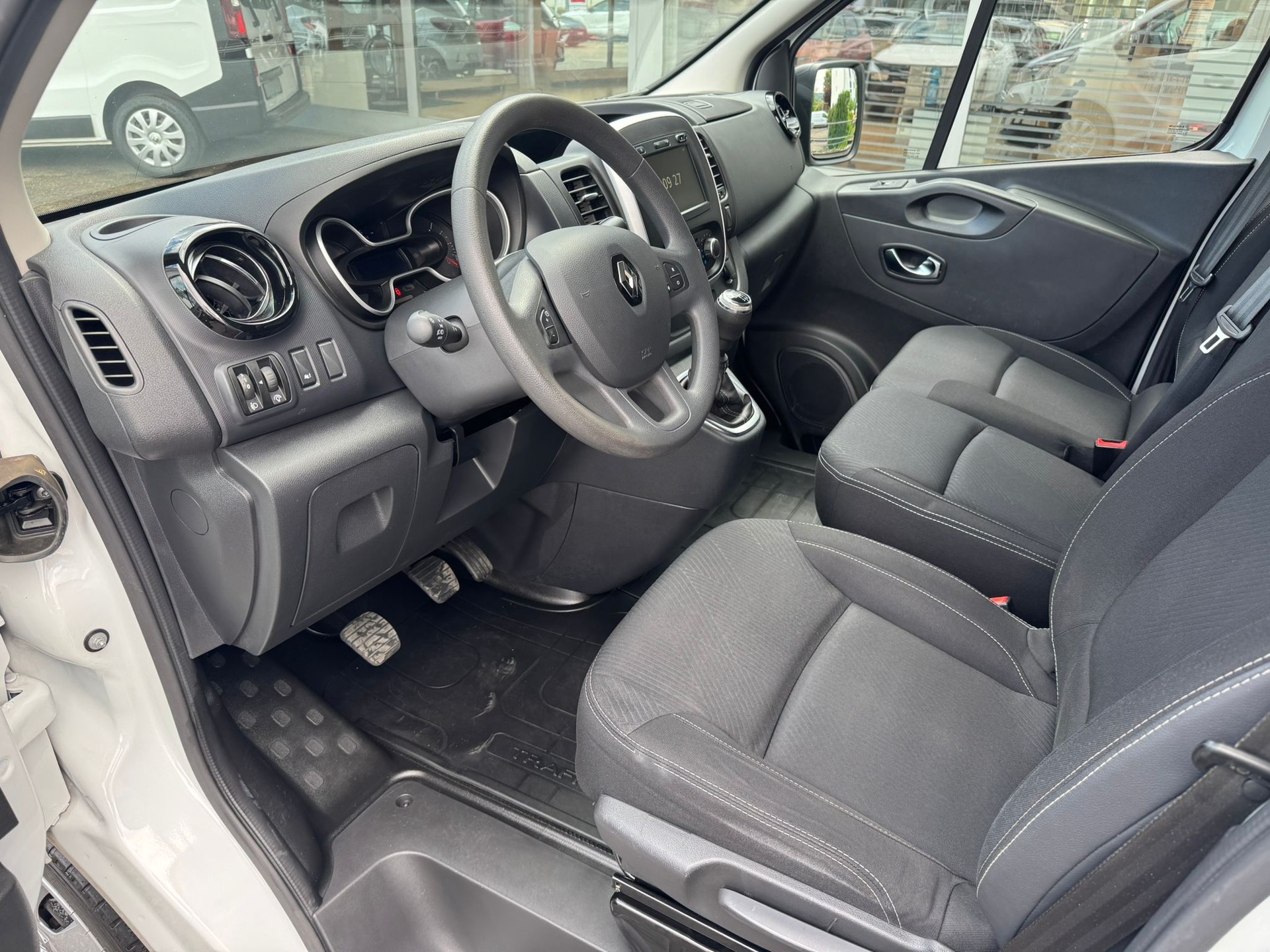 RENAULT Trafic 2.0 dCi 120 3.0t Business L1H1-image-1
