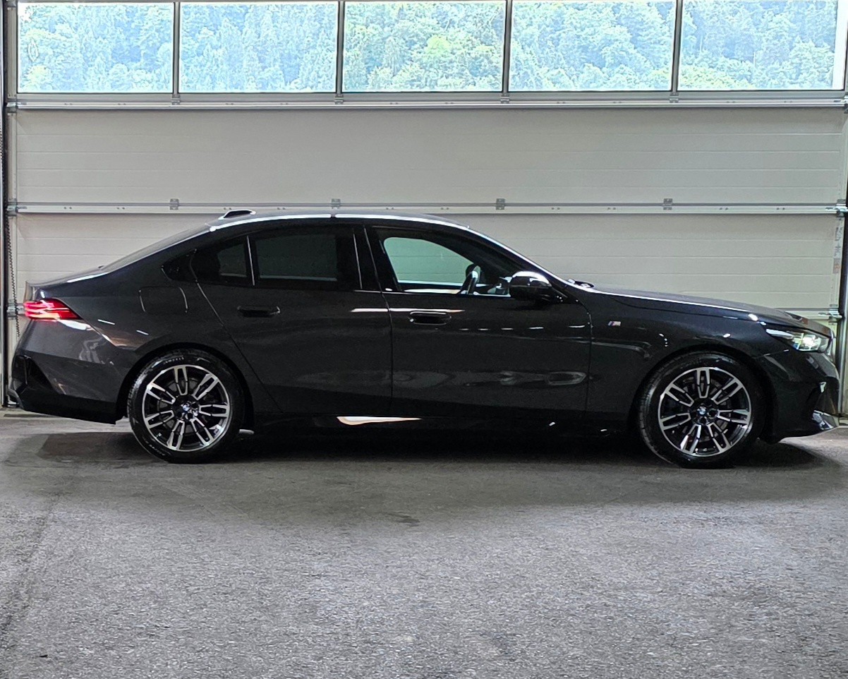 BMW 520i 48V M Sport Steptronic-image-5
