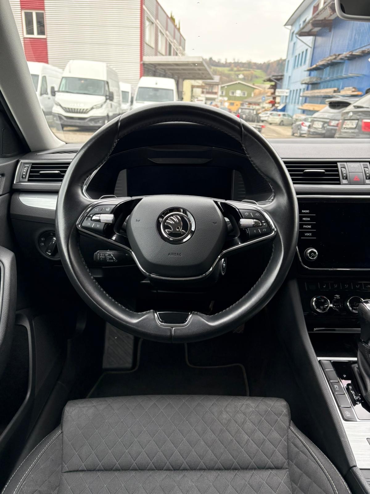 SKODA Superb Combi 2.0 TDi Anhängerkupplung 2200kg 4x4 DSG-image-5
