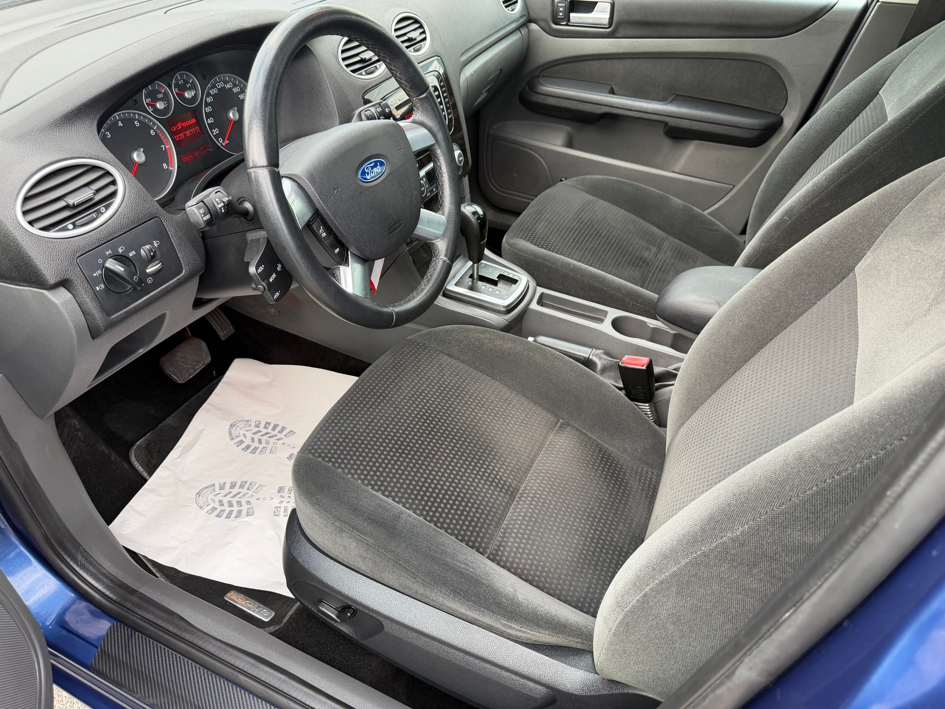 FORD Focus 2.0i Ghia-image-7