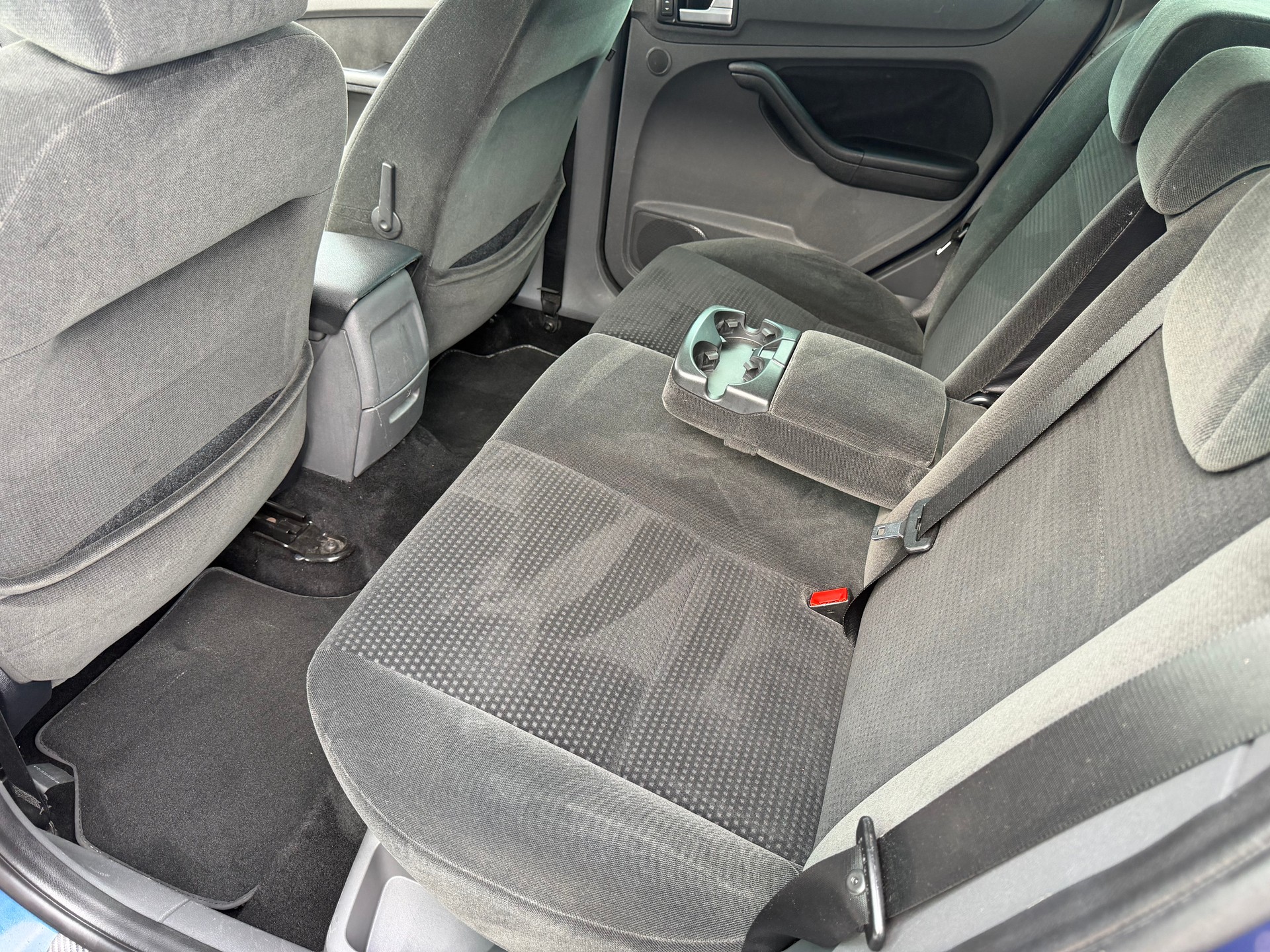 FORD Focus 2.0i Ghia-image-8
