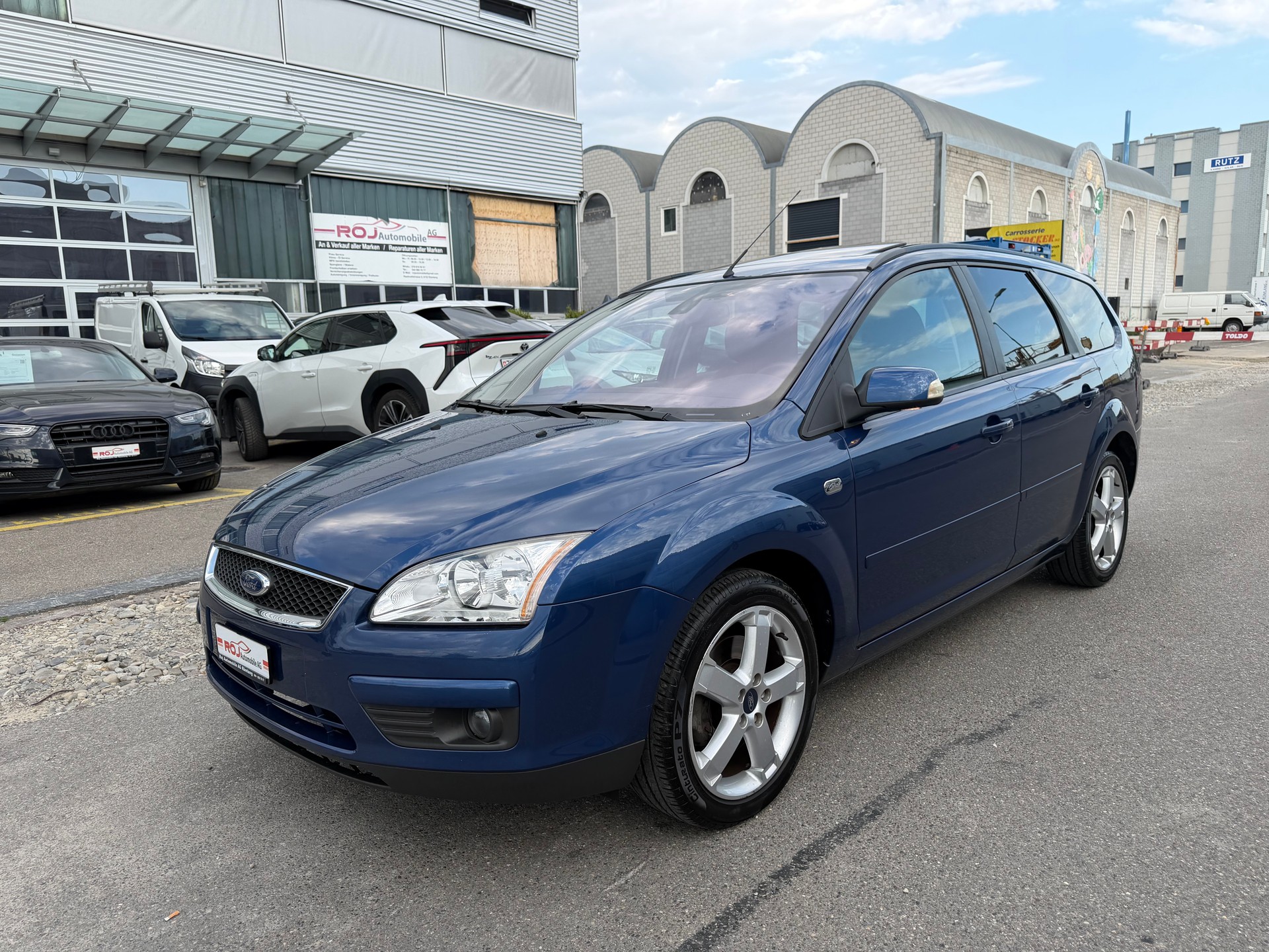FORD Focus 2.0i Ghia-showroom-element-1