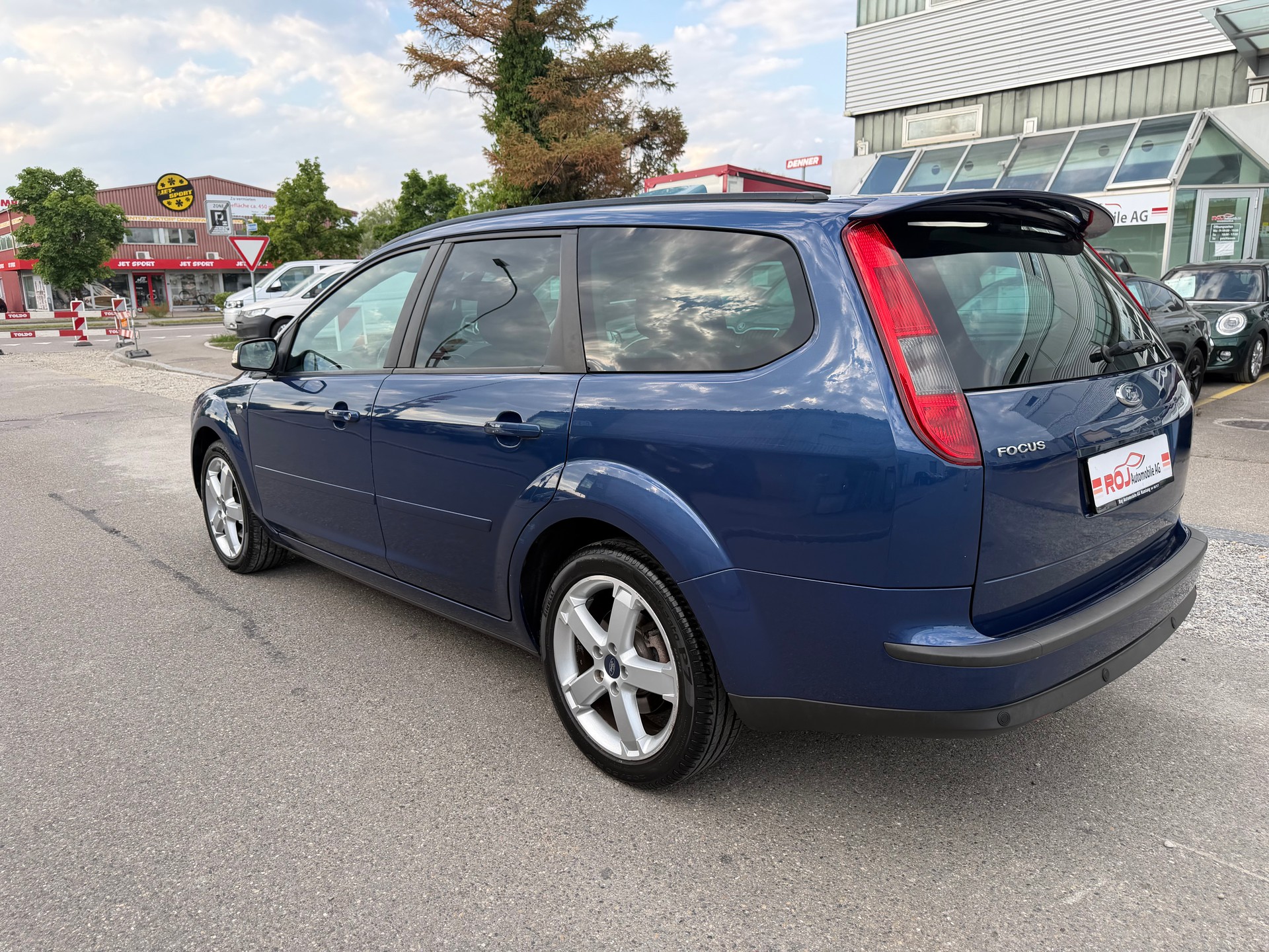 FORD Focus 2.0i Ghia-image-6