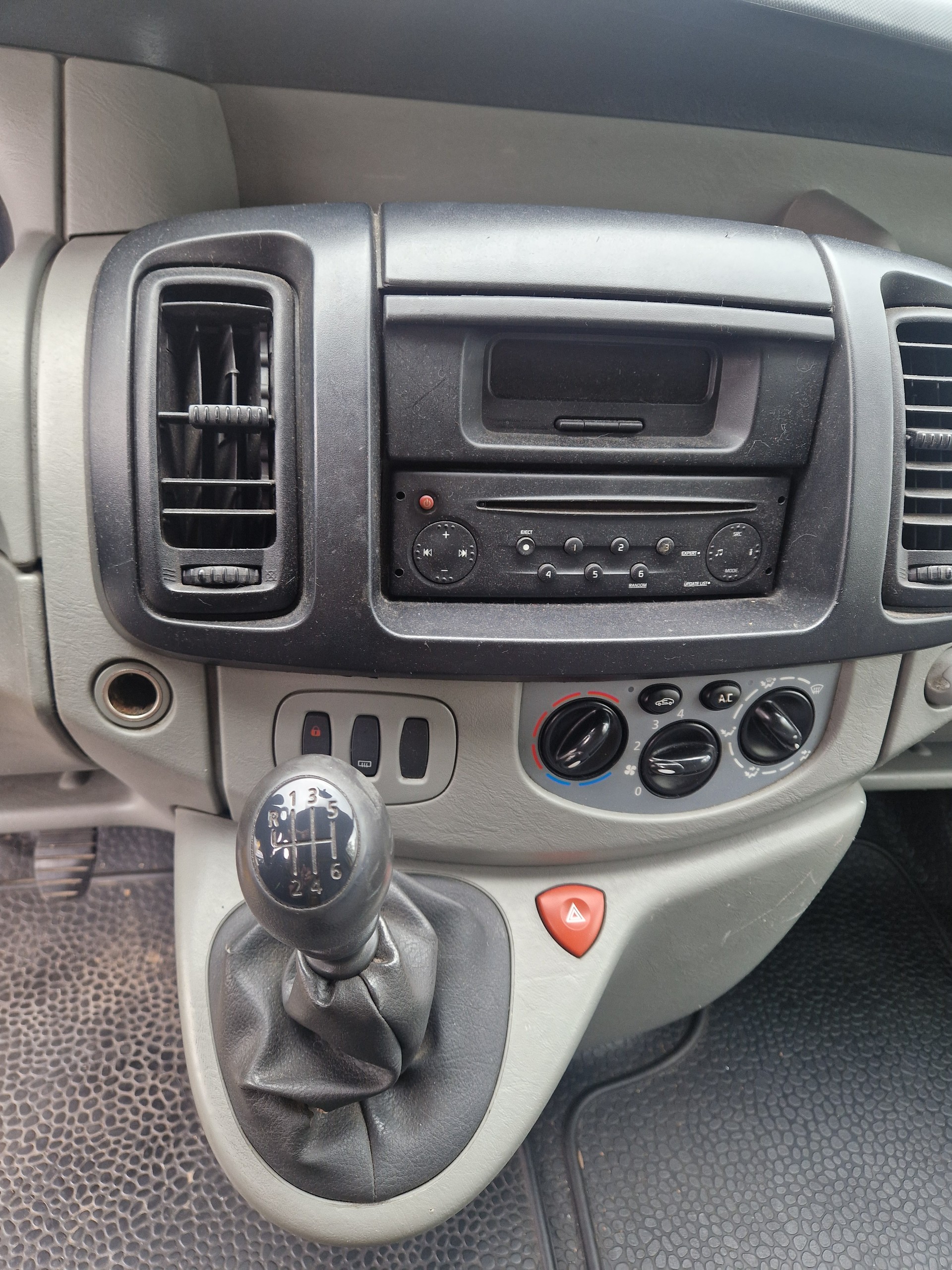 RENAULT Trafic 2.5 dCi 2.9t L1H1-image-10