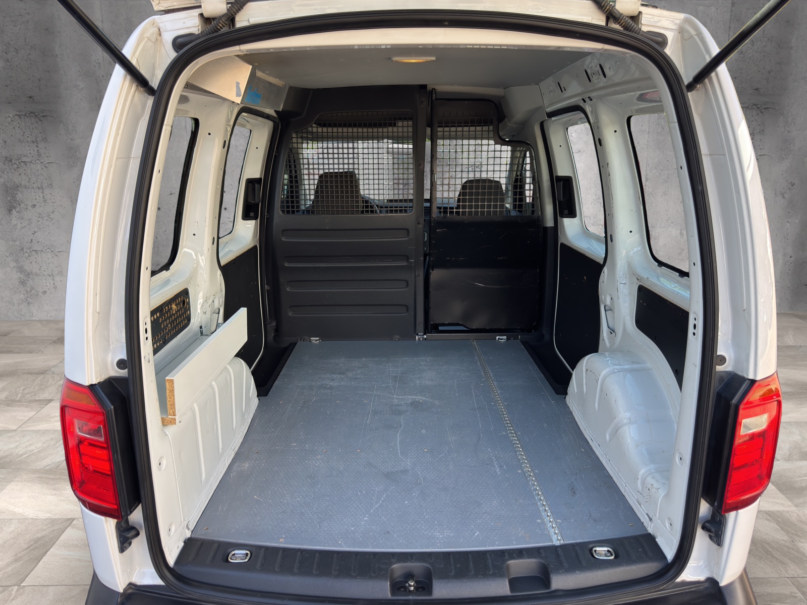 VW Caddy 2.0TDI 4Motion BlueMotion Technology-image-12