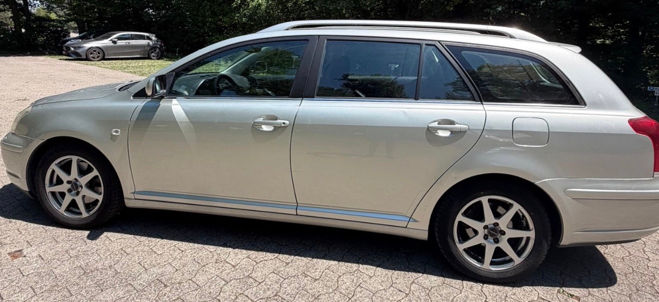TOYOTA Avensis 2.0 D4 VVT-i Linea Sol Sportswagon-image-3