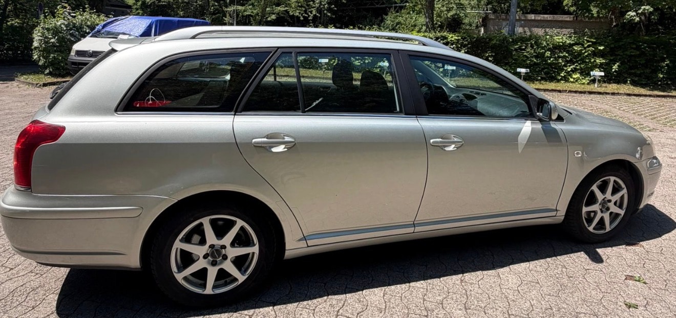 TOYOTA Avensis 2.0 D4 VVT-i Linea Sol Sportswagon-image-2