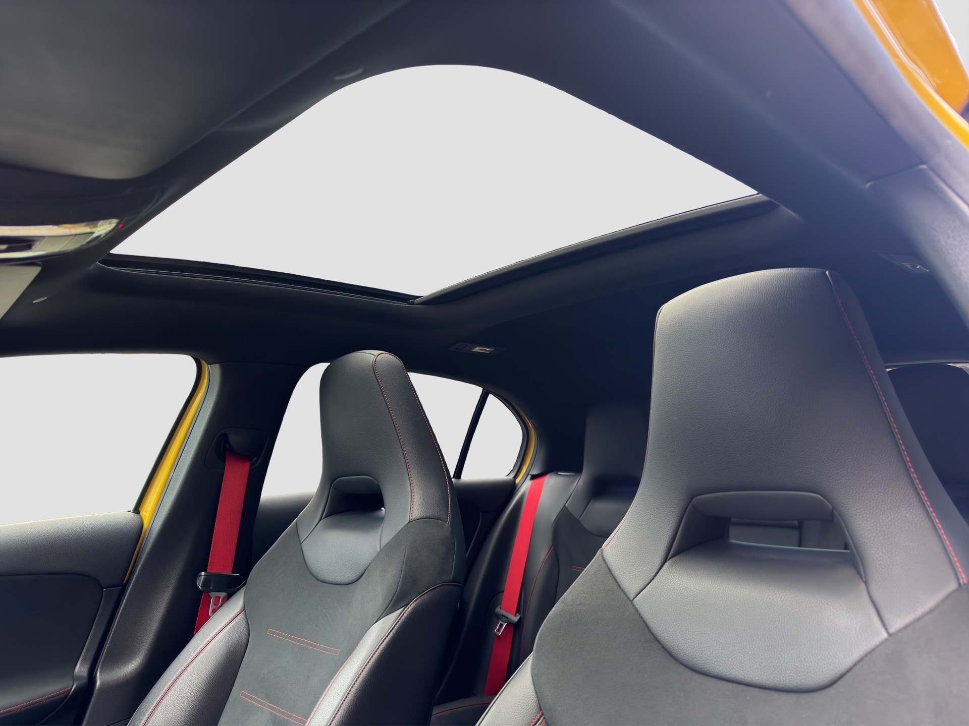 MERCEDES-BENZ A 35 AMG 4Matic Speedshift-image-12