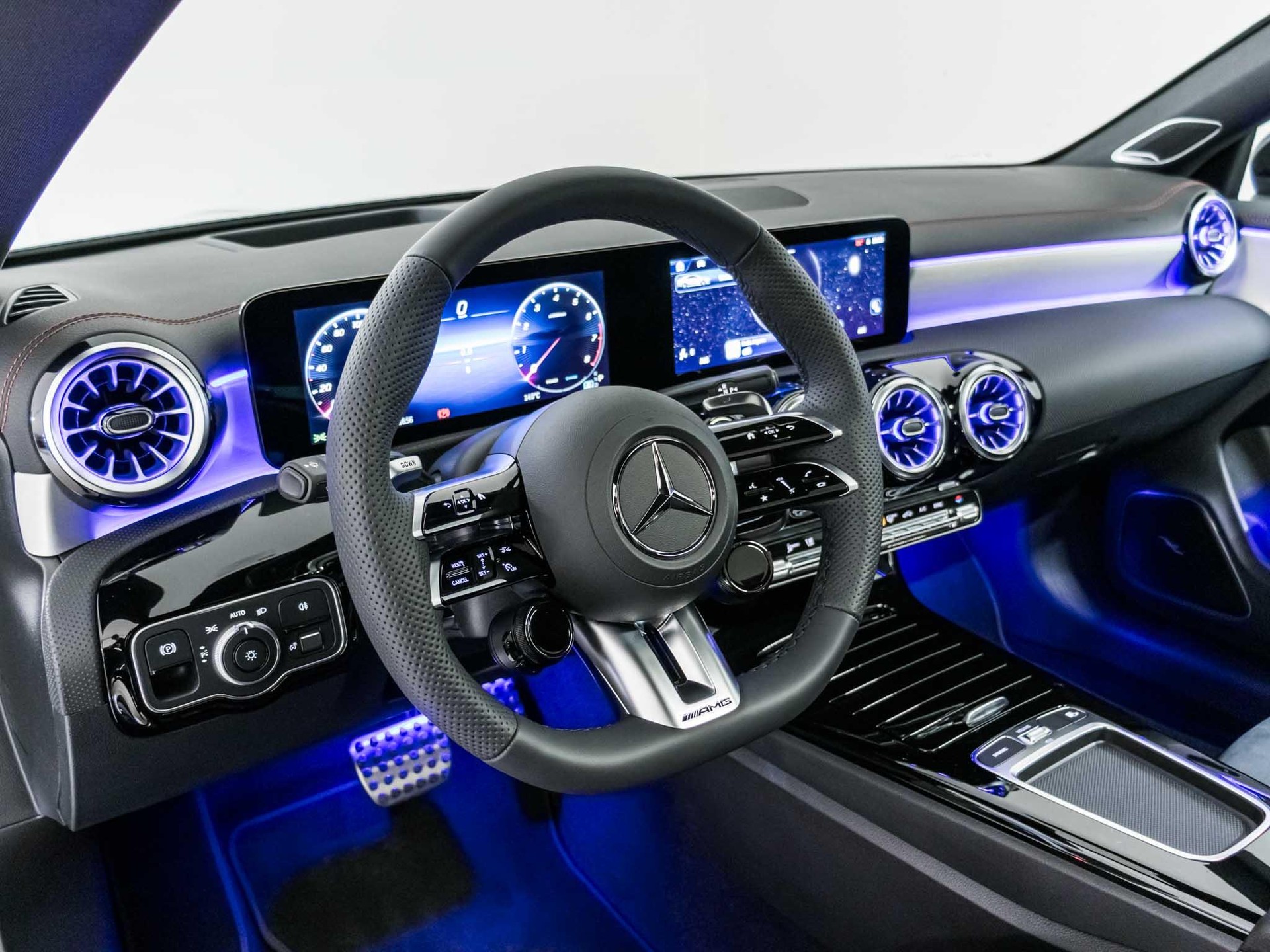 MERCEDES-BENZ CLA 35 AMG 4MATIC Coupé-image-9