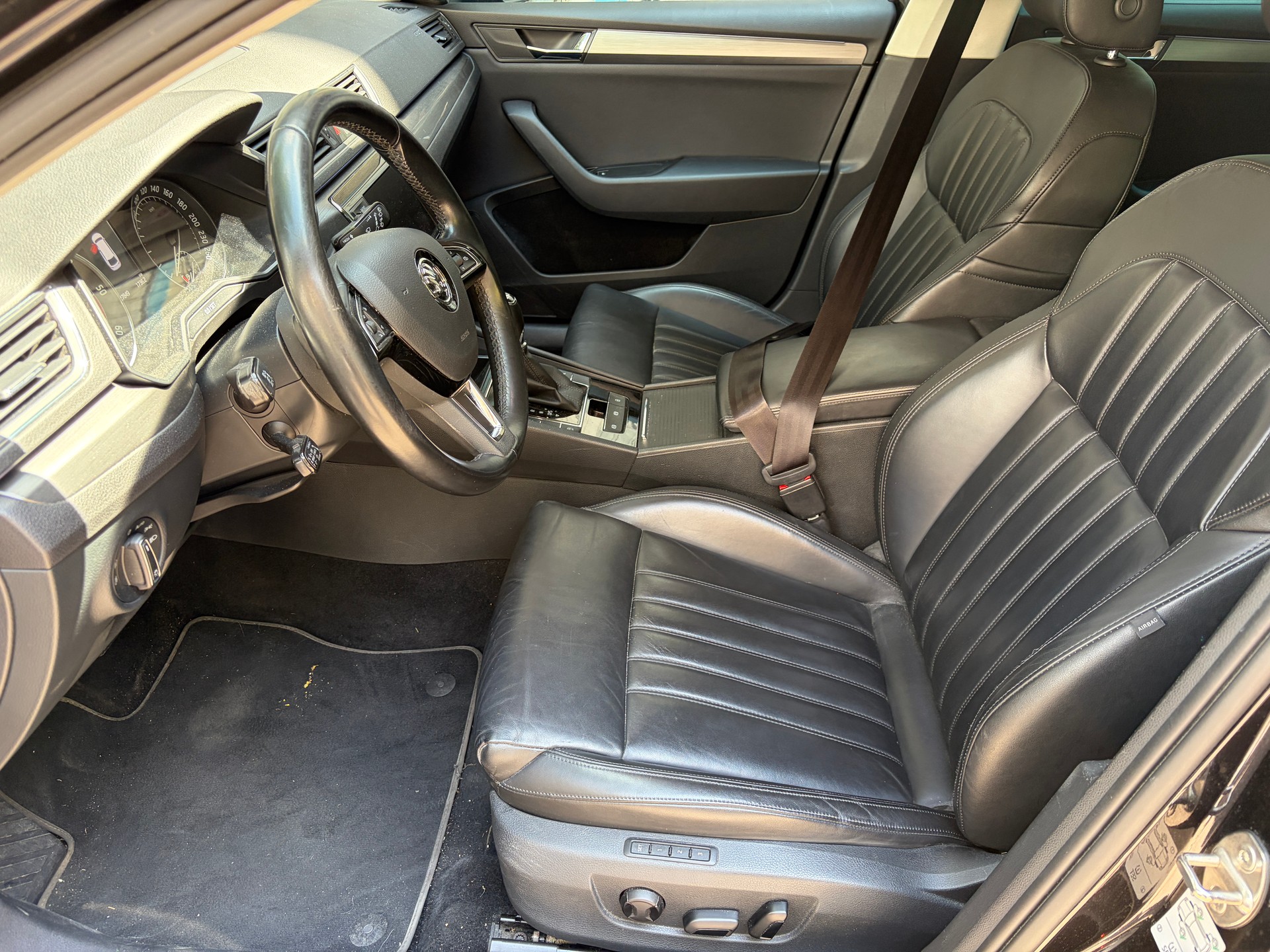 SKODA Superb Combi 2.0 TDi Sport Line 4x4 DSG-image-2