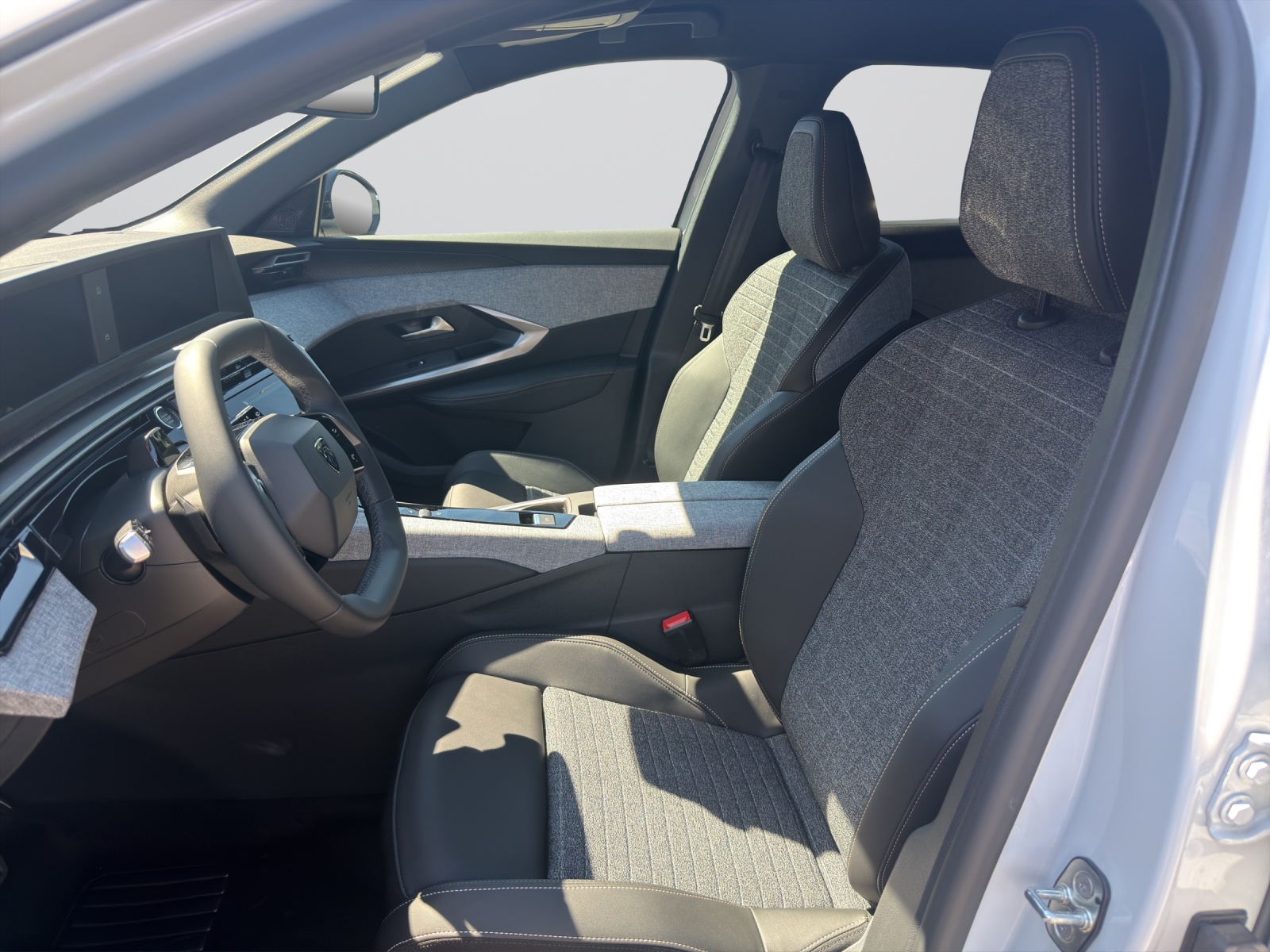 PEUGEOT 5008 NEW 97kWh Long Range Allure-image-5