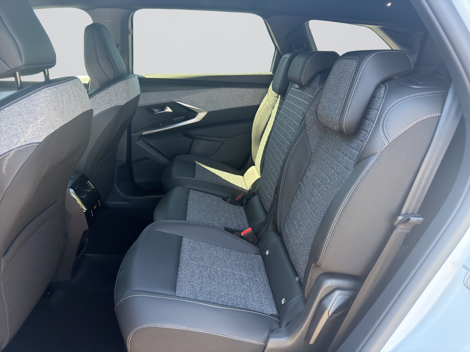 PEUGEOT 5008 NEW 97kWh Long Range Allure-image-7