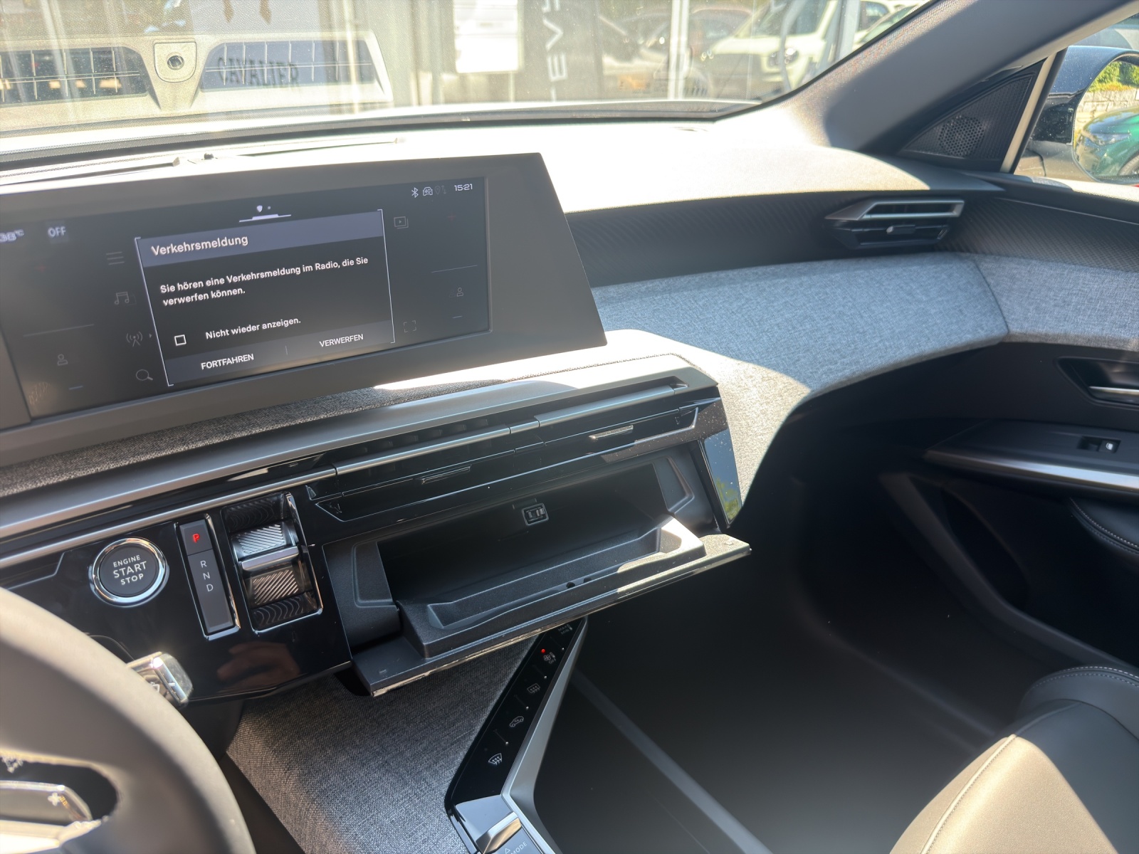 PEUGEOT 5008 NEW 97kWh Long Range Allure-image-10