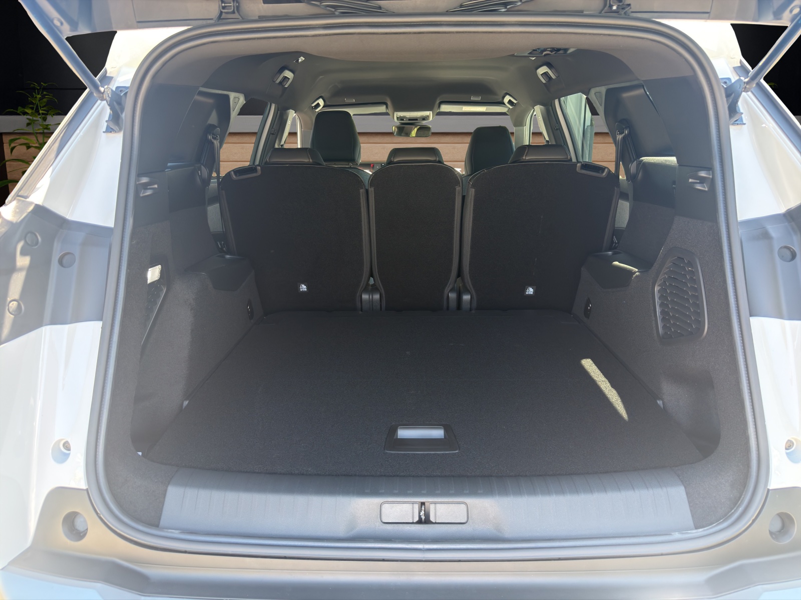 PEUGEOT 5008 NEW 97kWh Long Range Allure-image-8