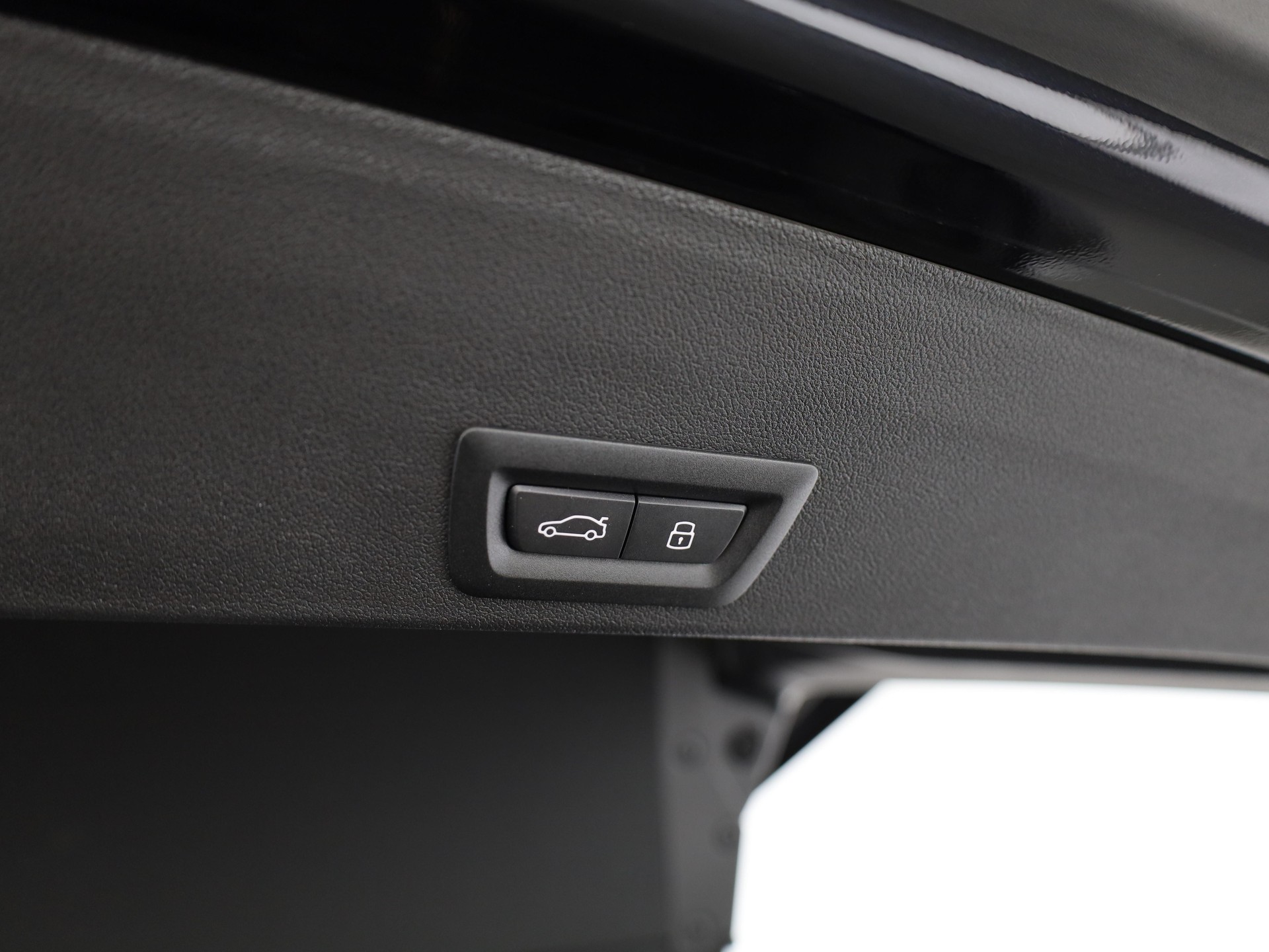BMW XM 50e Plug-in Hybrid-image-9