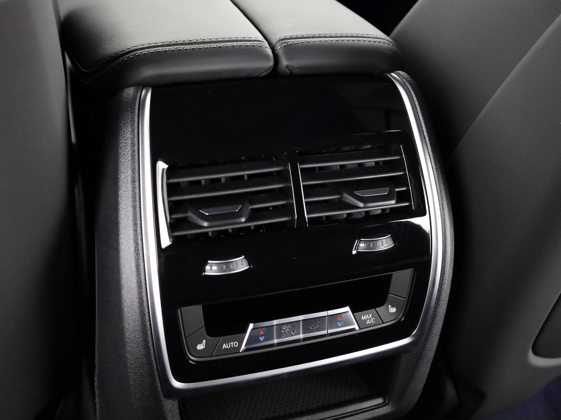 BMW XM 50e Plug-in Hybrid-image-22