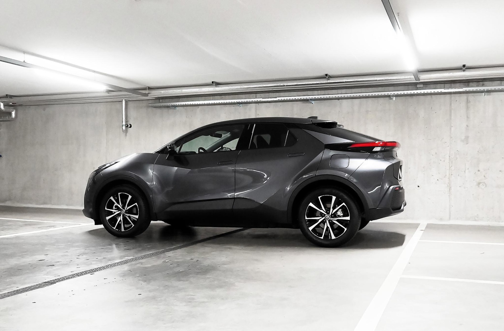 TOYOTA C-HR 2.0 PHEV Swiss Edition-image-6