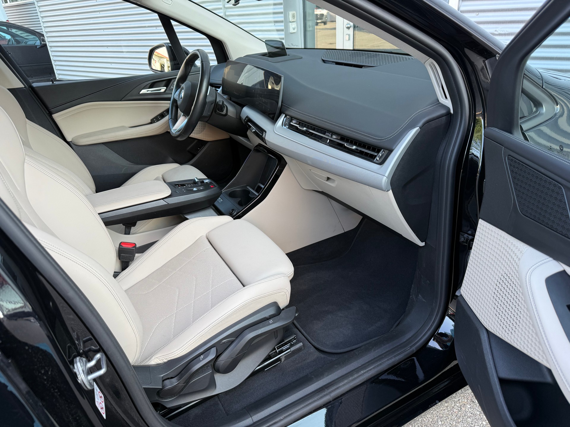 BMW 230e xDrive Active Tourer-image-3